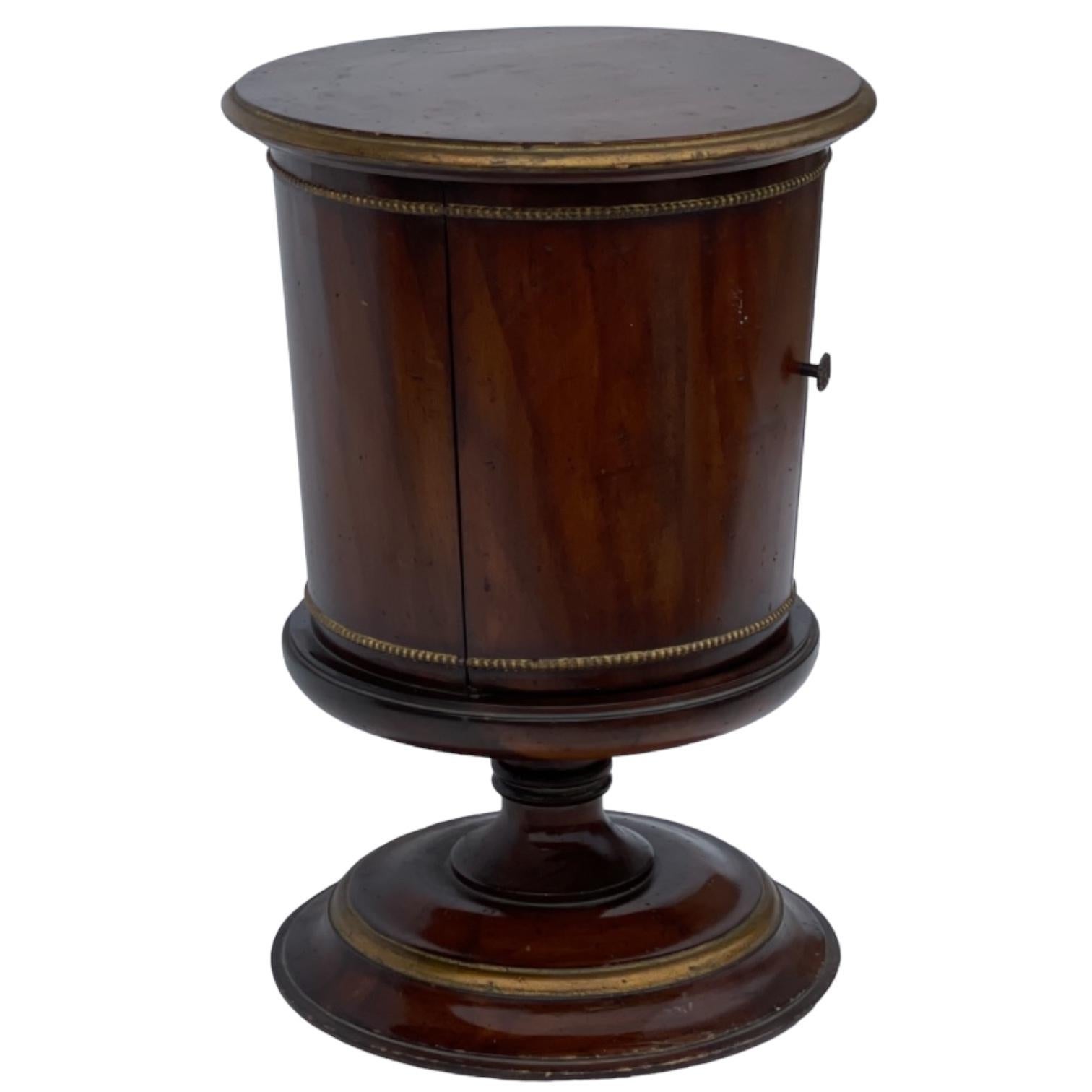 Mesa auxiliar de estilo neoclásico italiano de los años 40 con forma de urna Neoclásico en venta