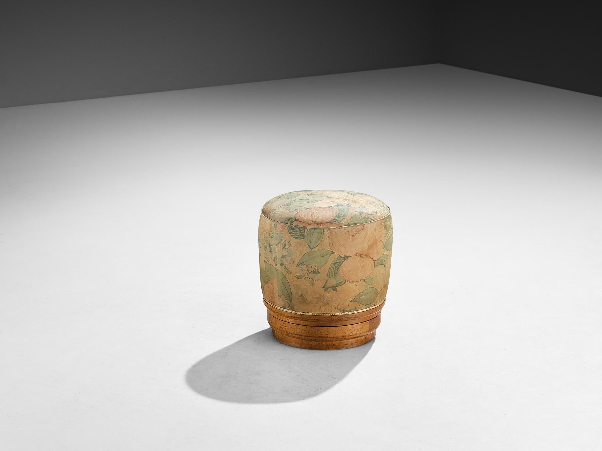 Footstool, tabouret, ottoman, fabric, wood, Italy, 1940s

An Italian ottoman from the 1940s, featuring a voluminous seat and supported by a wooden platform that slightly flares out in a stacked ring pattern. Overall, the shape is quiet and reserved.