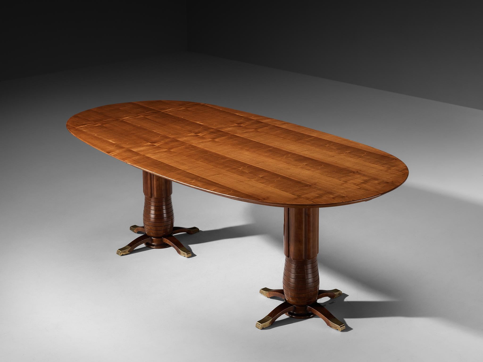 Mesa de comedor, cerezo, latón, Italia, años 40

Una hermosa pieza italiana Art Déco de los años 40 en la que cada curva y cada línea parecen el resultado de una cuidadosa negociación entre elegancia y utilidad. El tablero en sí es un óvalo estirado