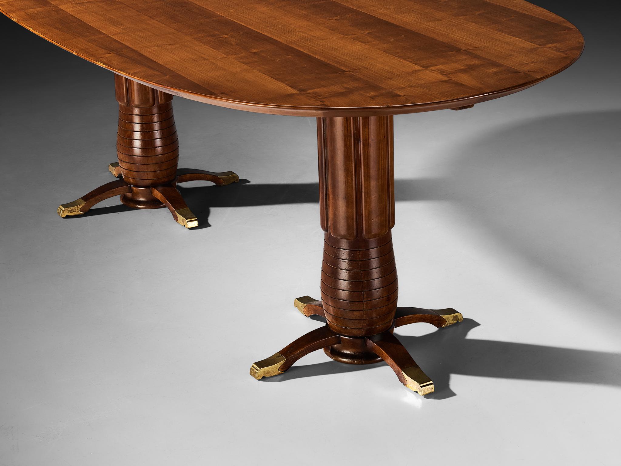 Mesa de comedor italiana Art Decó de 1940, de forma ovalada, en cerezo y latón en venta 1