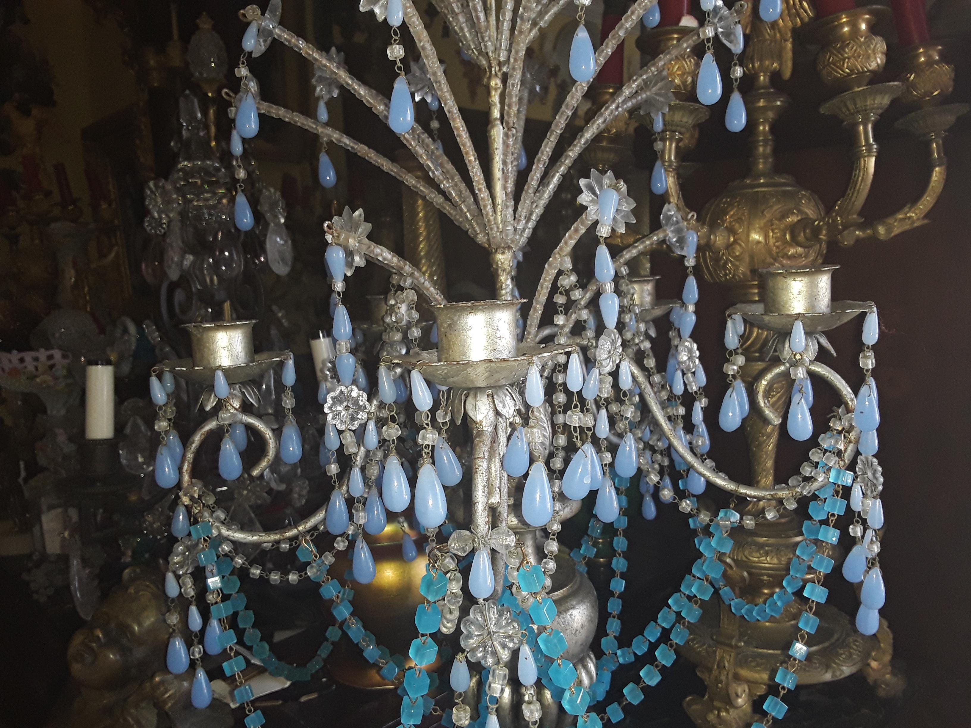 Candélabre de style Régence italienne des années 1940, en bois argenté avec cristaux et gerbes d'opaline bleue en vente 4