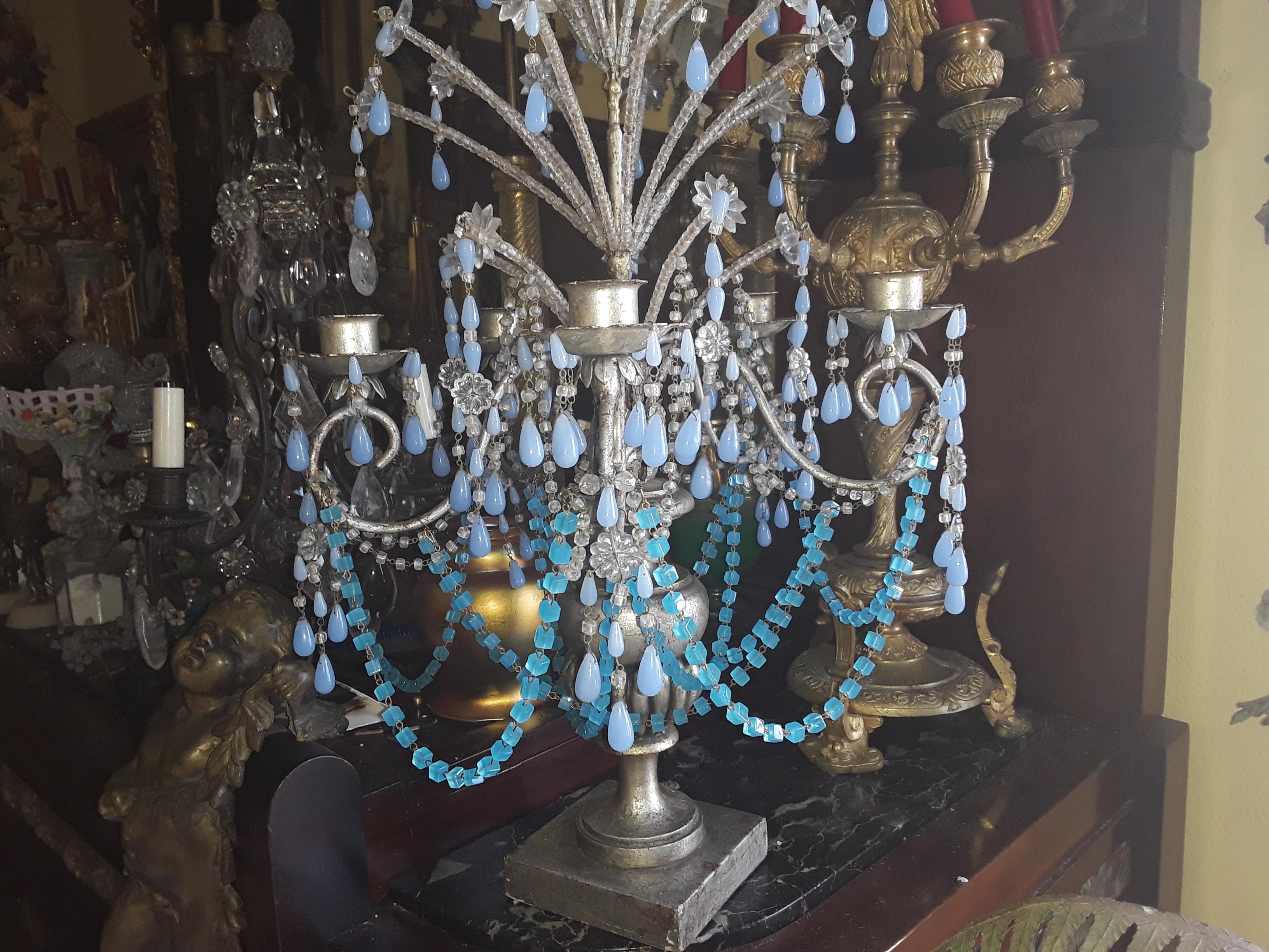 Candélabre de style Régence italienne des années 1940, en bois argenté avec cristaux et gerbes d'opaline bleue en vente 5