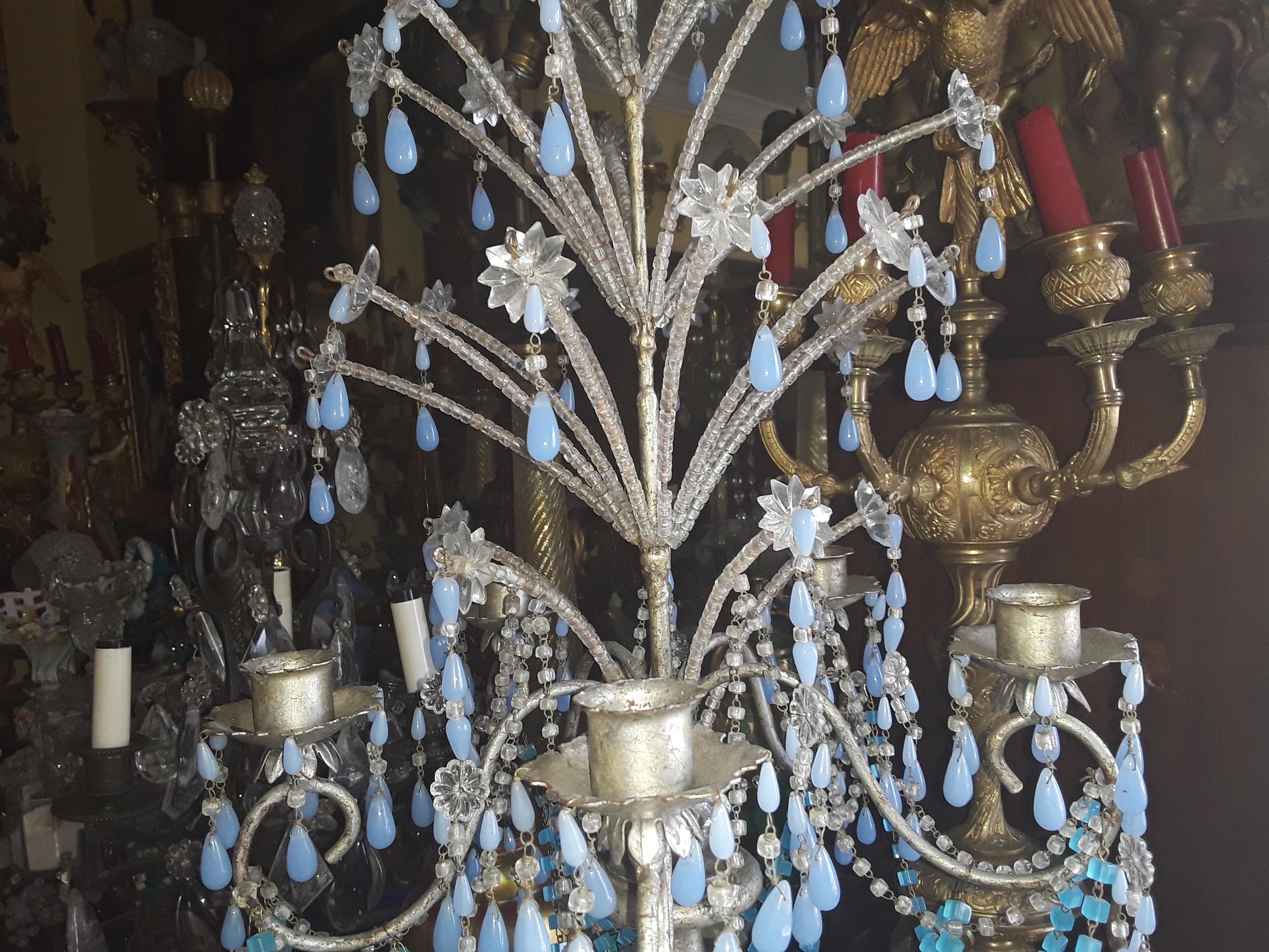 Candélabre de style Régence italienne des années 1940, en bois argenté avec cristaux et gerbes d'opaline bleue en vente 6