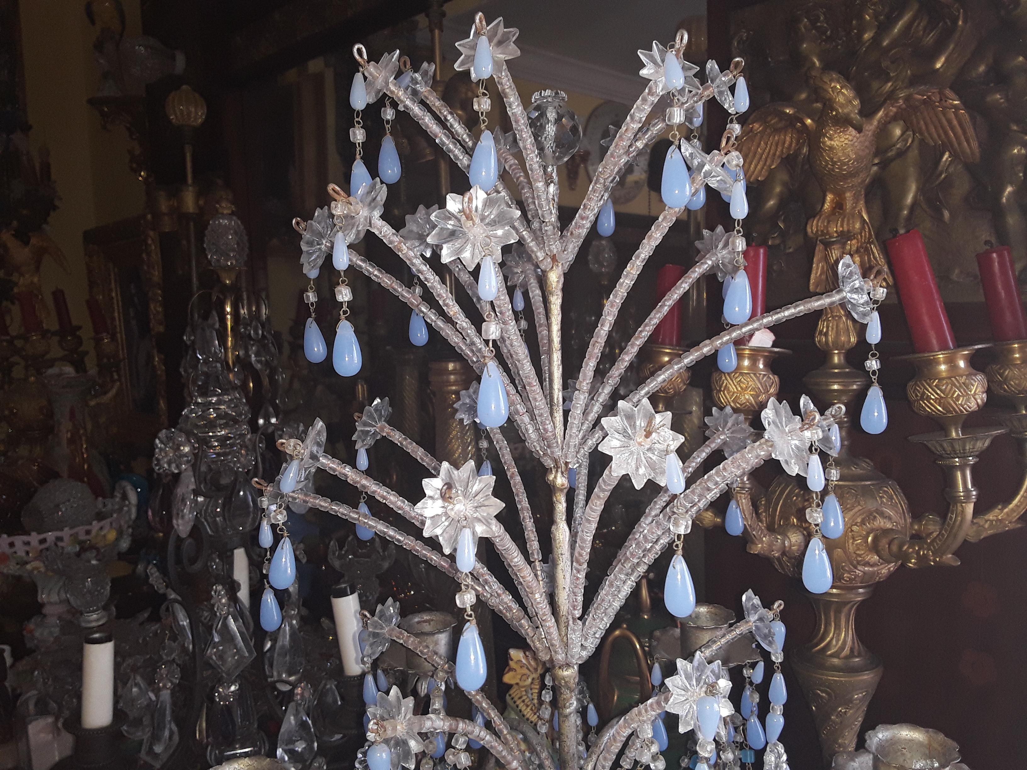 Candélabre de style Régence italienne des années 1940, en bois argenté avec cristaux et gerbes d'opaline bleue en vente 7