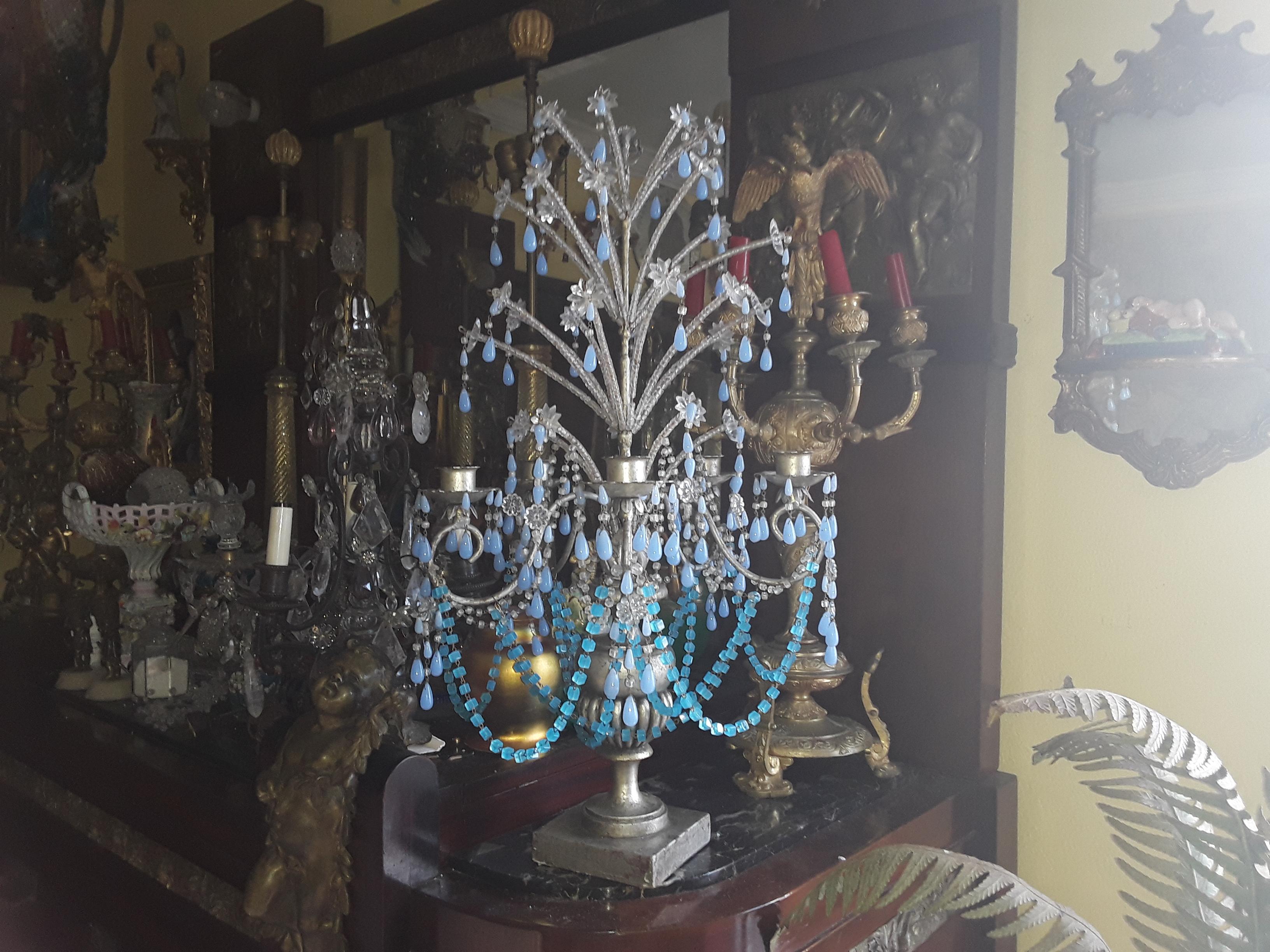 Candélabre de style Régence italienne des années 1940, en bois argenté avec cristaux et gerbes d'opaline bleue en vente 9