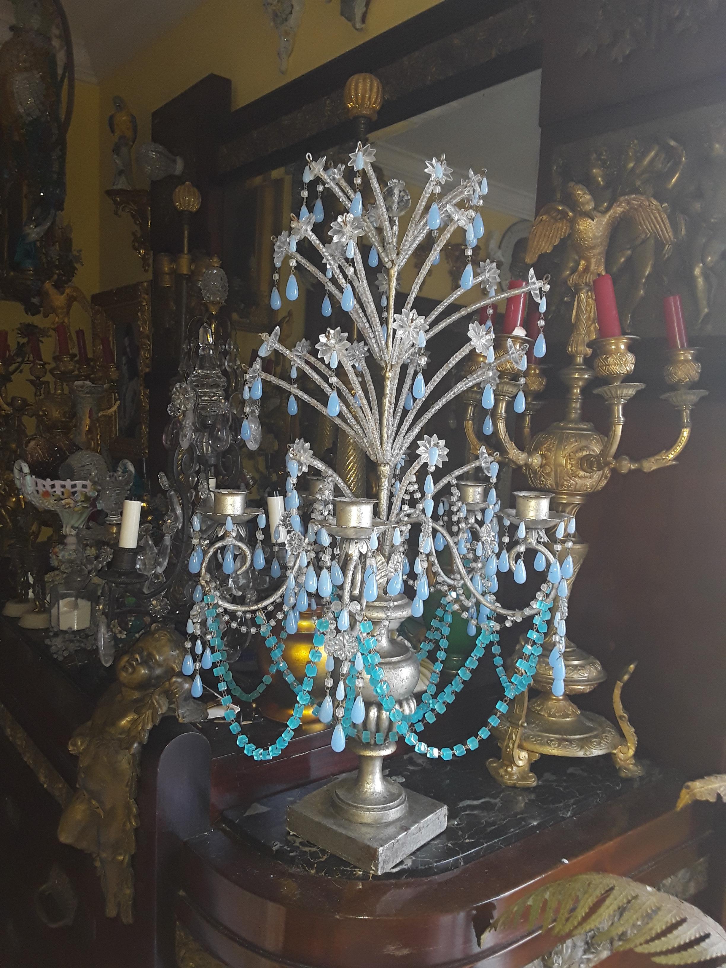 Candélabre de style Régence italienne des années 1940, en bois argenté avec cristaux et gerbes d'opaline bleue en vente 13