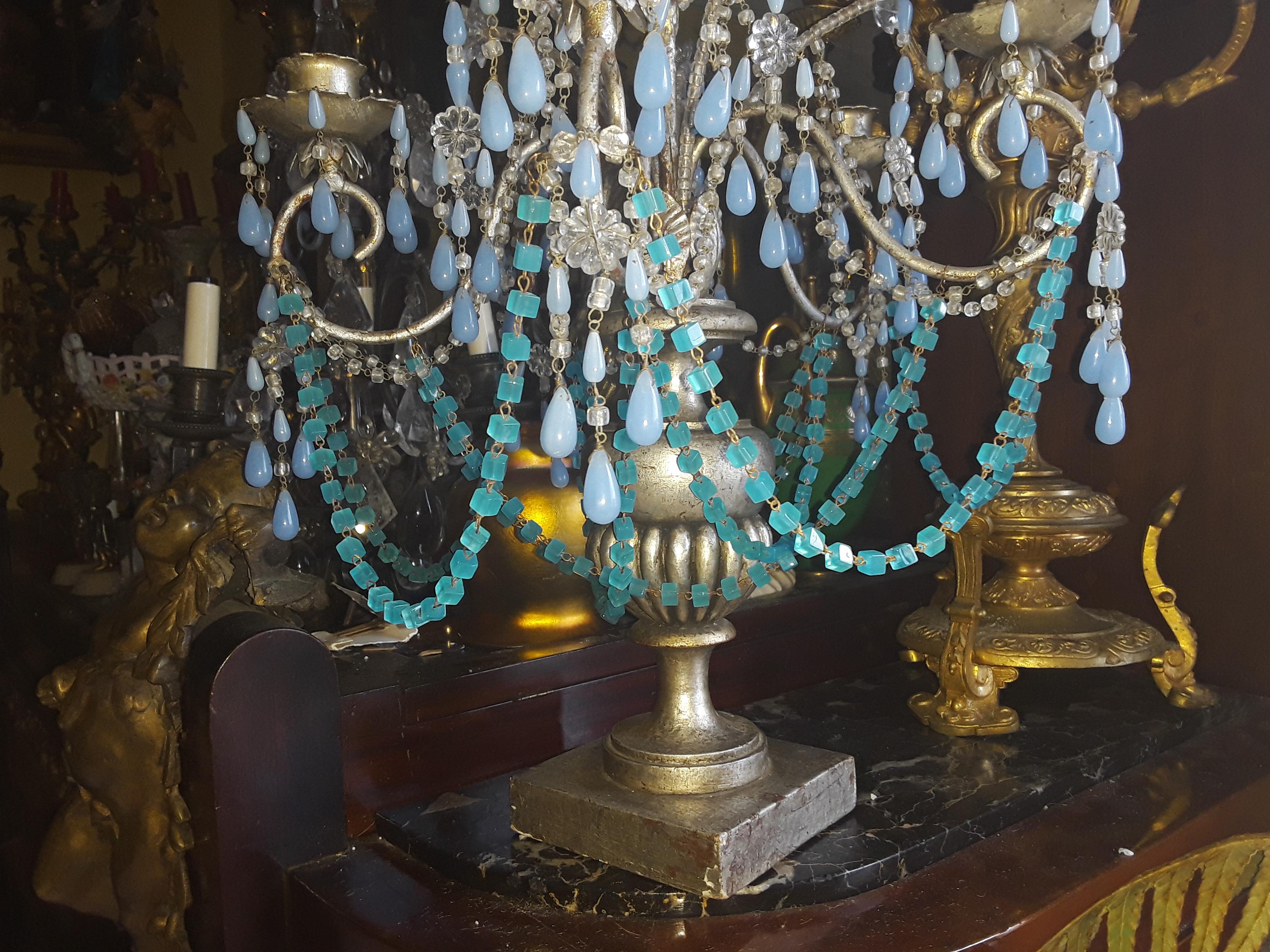 Candélabre de style Régence italienne des années 1940, en bois argenté avec cristaux et gerbes d'opaline bleue Bon état - En vente à Opa Locka, FL