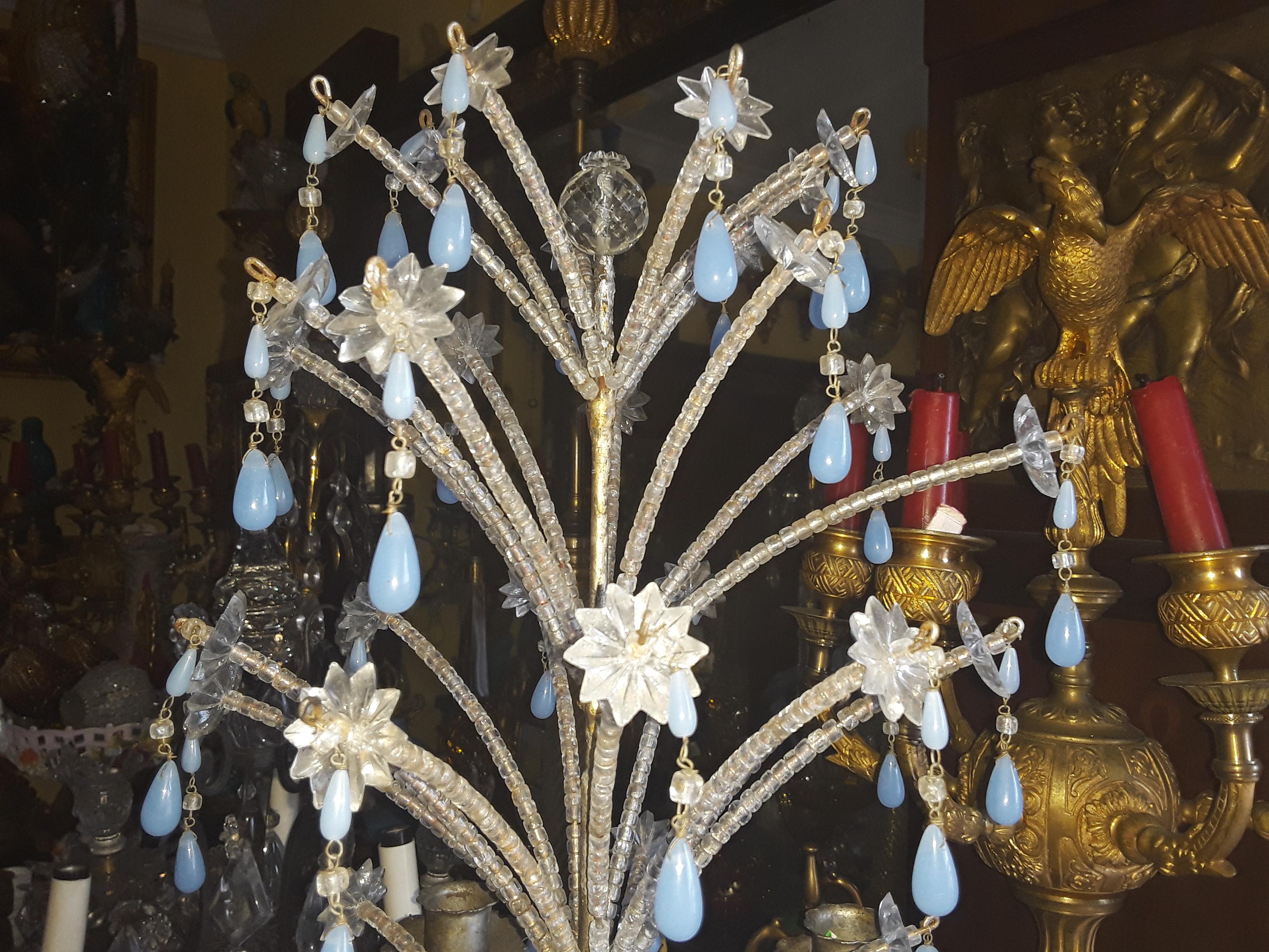 Milieu du XXe siècle Candélabre de style Régence italienne des années 1940, en bois argenté avec cristaux et gerbes d'opaline bleue en vente