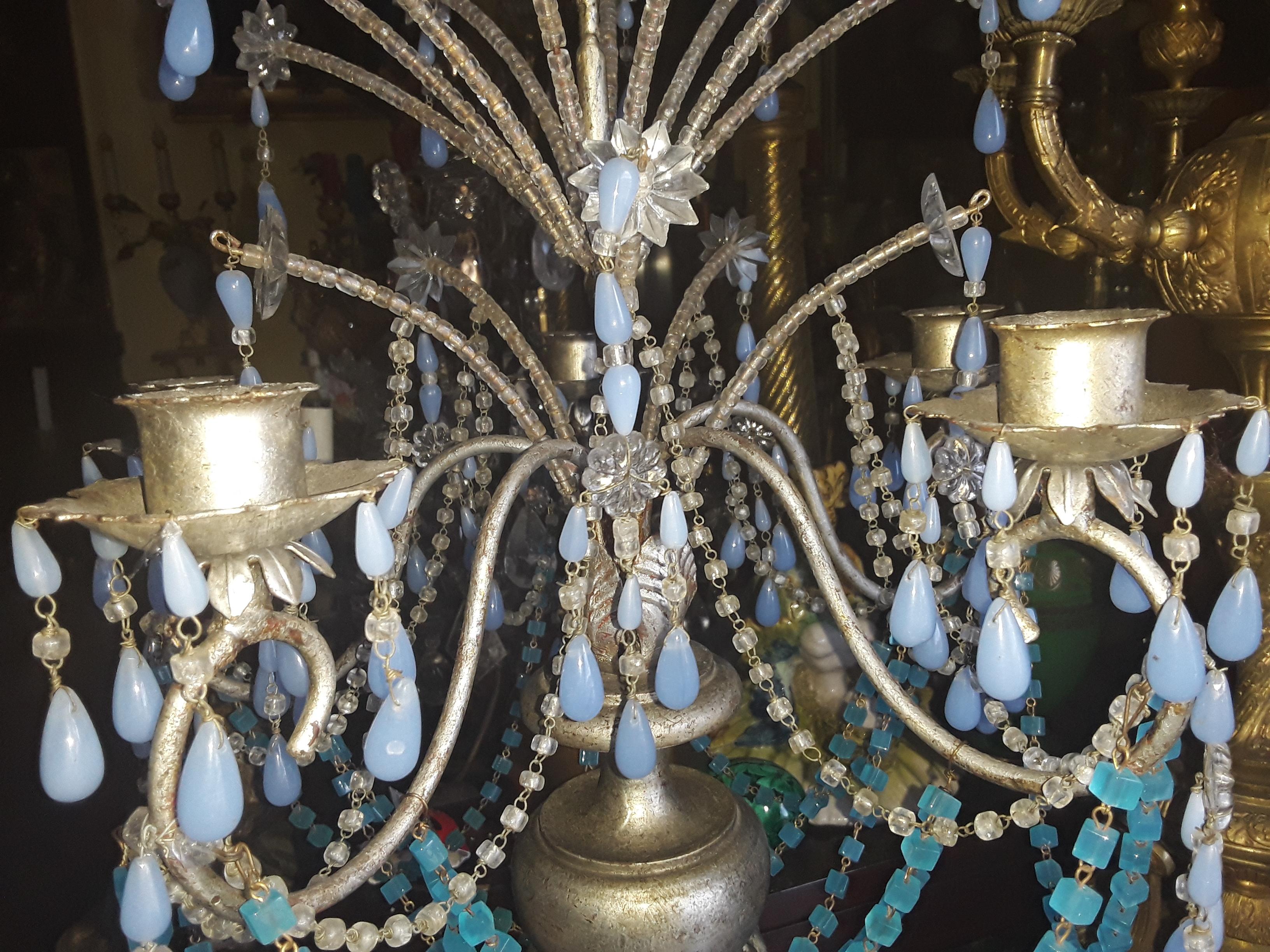 Cristal Candélabre de style Régence italienne des années 1940, en bois argenté avec cristaux et gerbes d'opaline bleue en vente