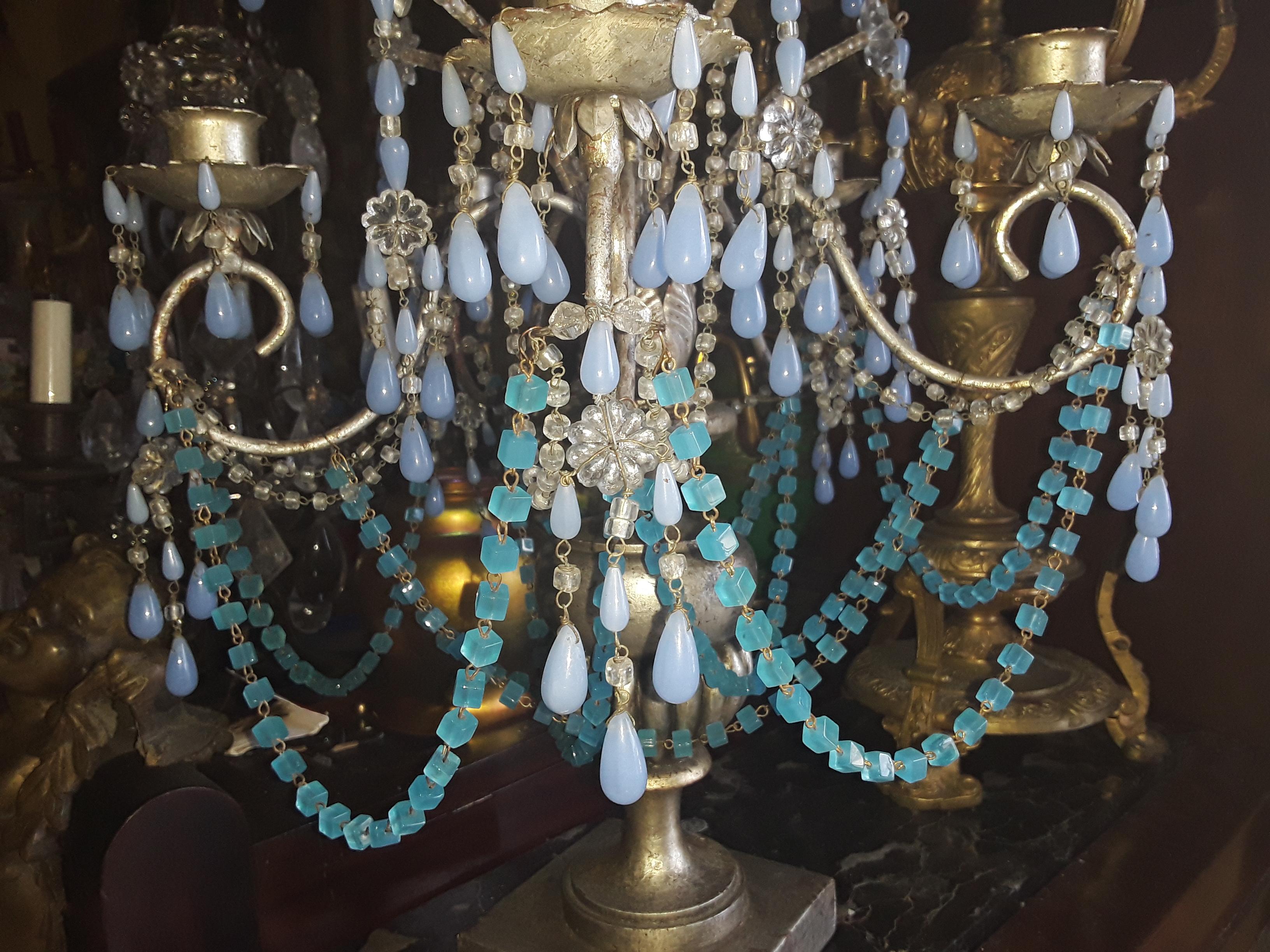 Candélabre de style Régence italienne des années 1940, en bois argenté avec cristaux et gerbes d'opaline bleue en vente 1