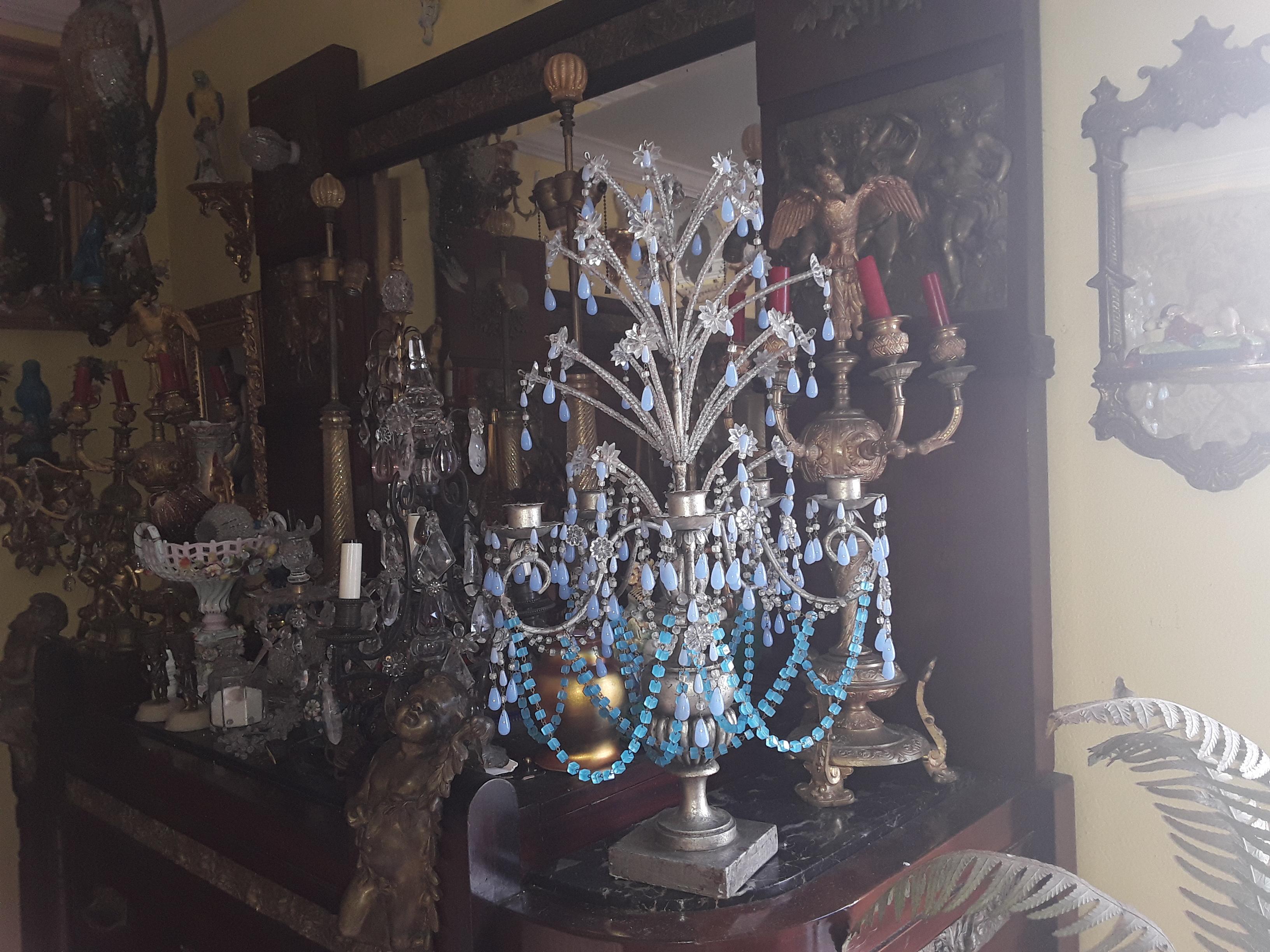 Candélabre de style Régence italienne des années 1940, en bois argenté avec cristaux et gerbes d'opaline bleue en vente 2