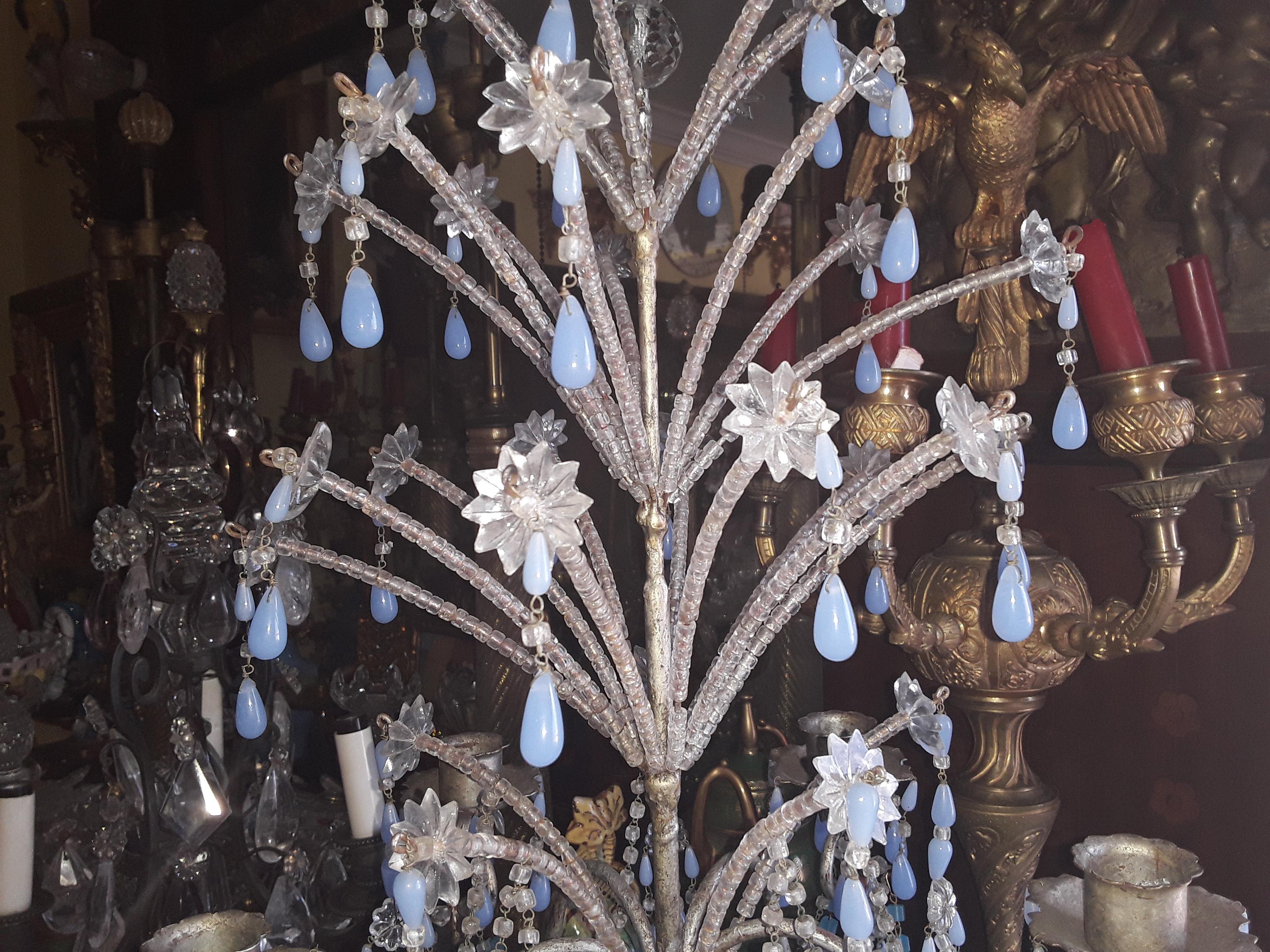 Candélabre de style Régence italienne des années 1940, en bois argenté avec cristaux et gerbes d'opaline bleue en vente 3