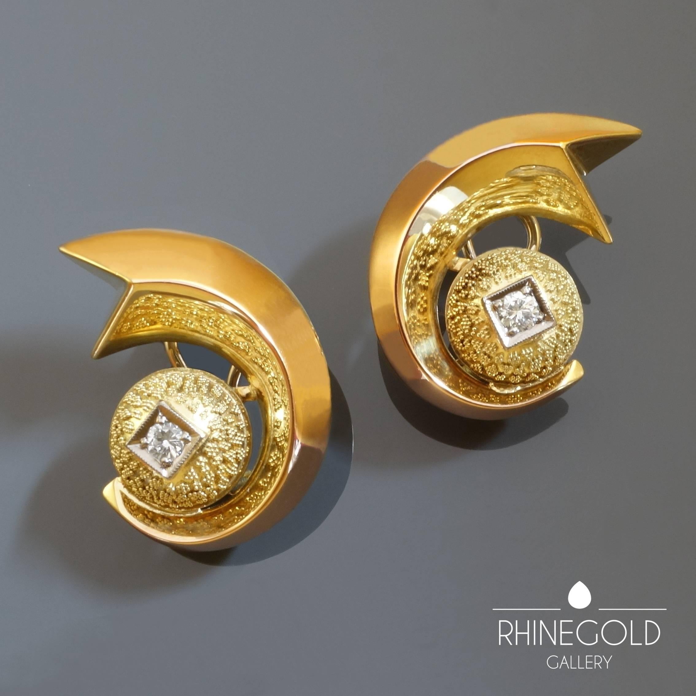 1940s Italian Retro Diamond Granulated Gold Clip Post Earrings In Excellent Condition For Sale In Dusseldorf, NRW