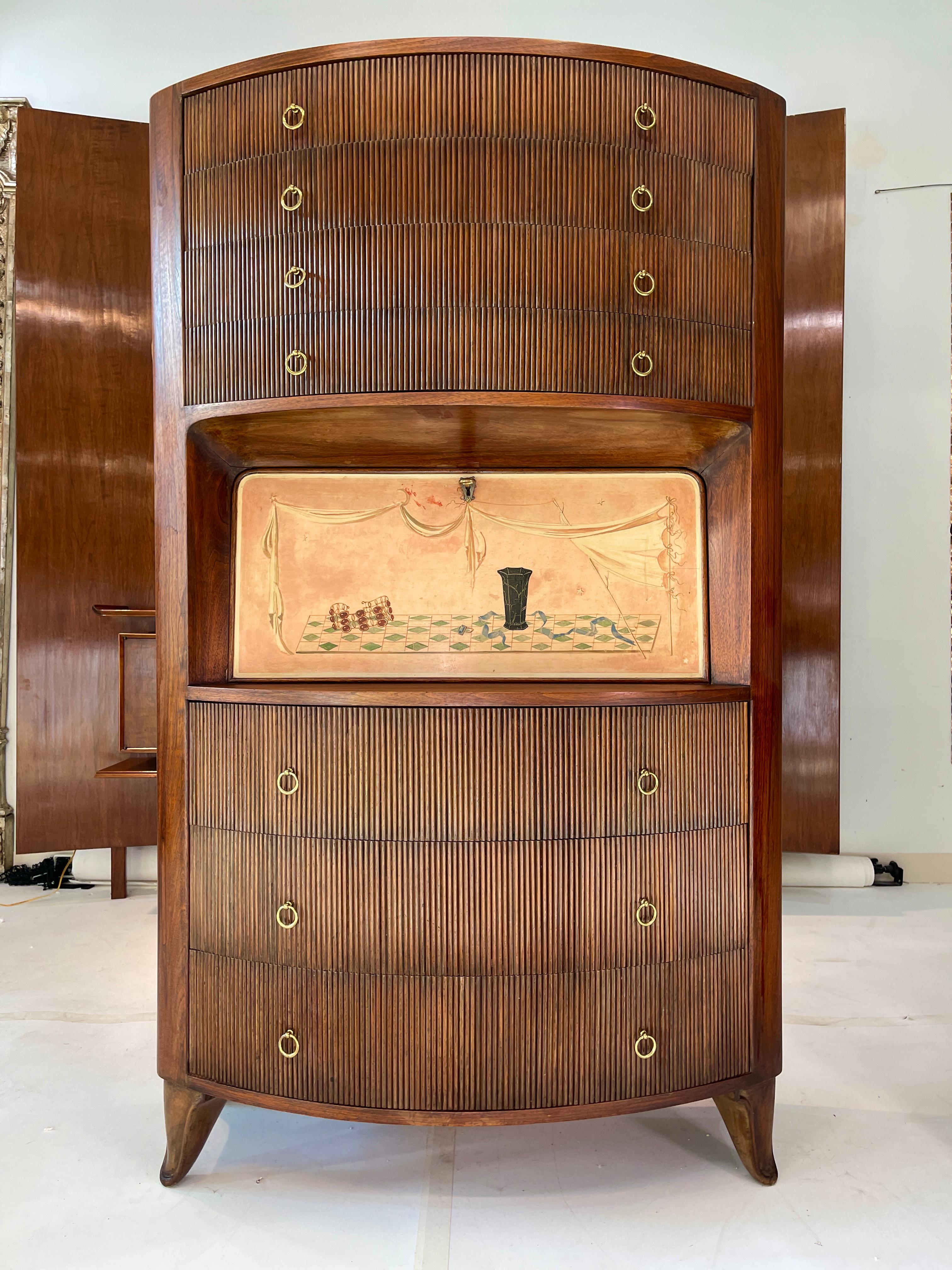 Rare and very unusual piece of Italian modern design.
Vintage 1940s Italian bow-fronted secretary in walnut with seven drawers with brass ring pulls, attributed to Osvaldo Borsani.
The curved drawer faces are applied with vertical reeding in walnut.