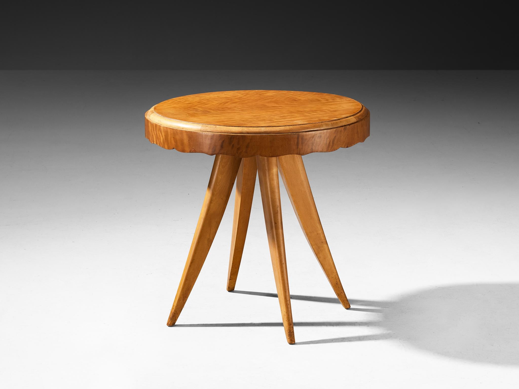1940s Italian Side Table in Walnut In Good Condition For Sale In Waalwijk, NL