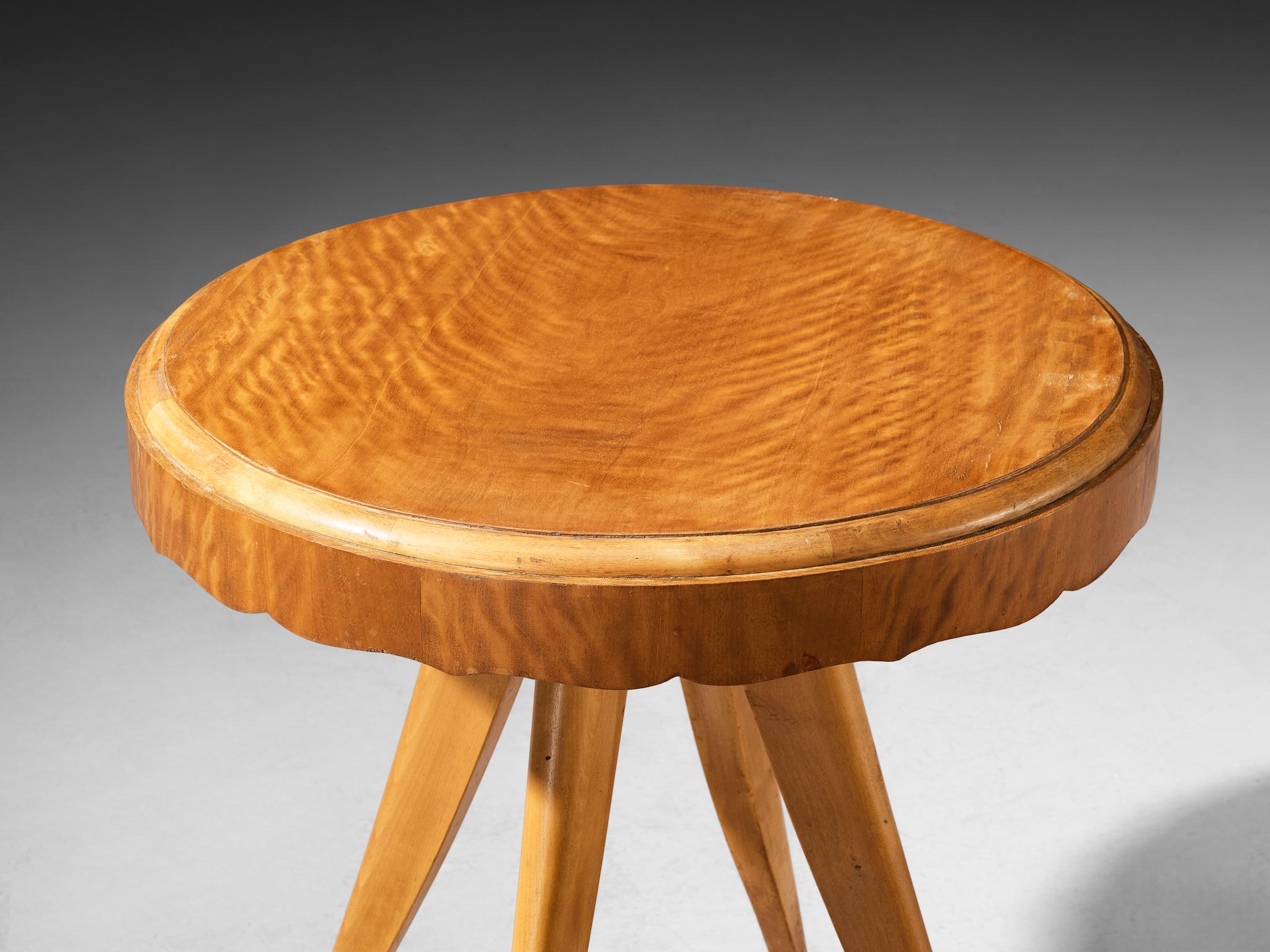 1940s Italian Side Table in Walnut For Sale 1