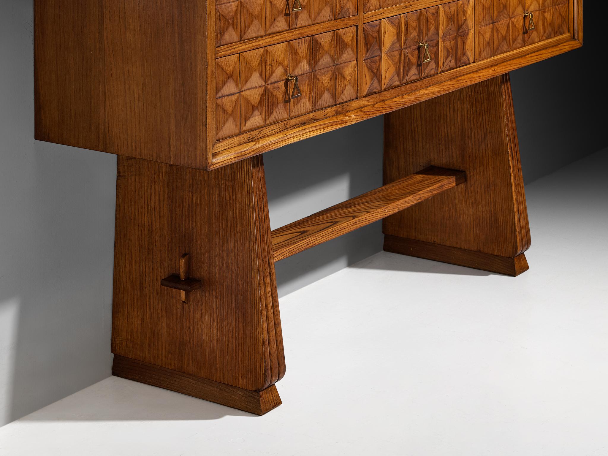 1940s Italian Sideboard in Chestnut with Diamond-Shaped Carvings For Sale 4