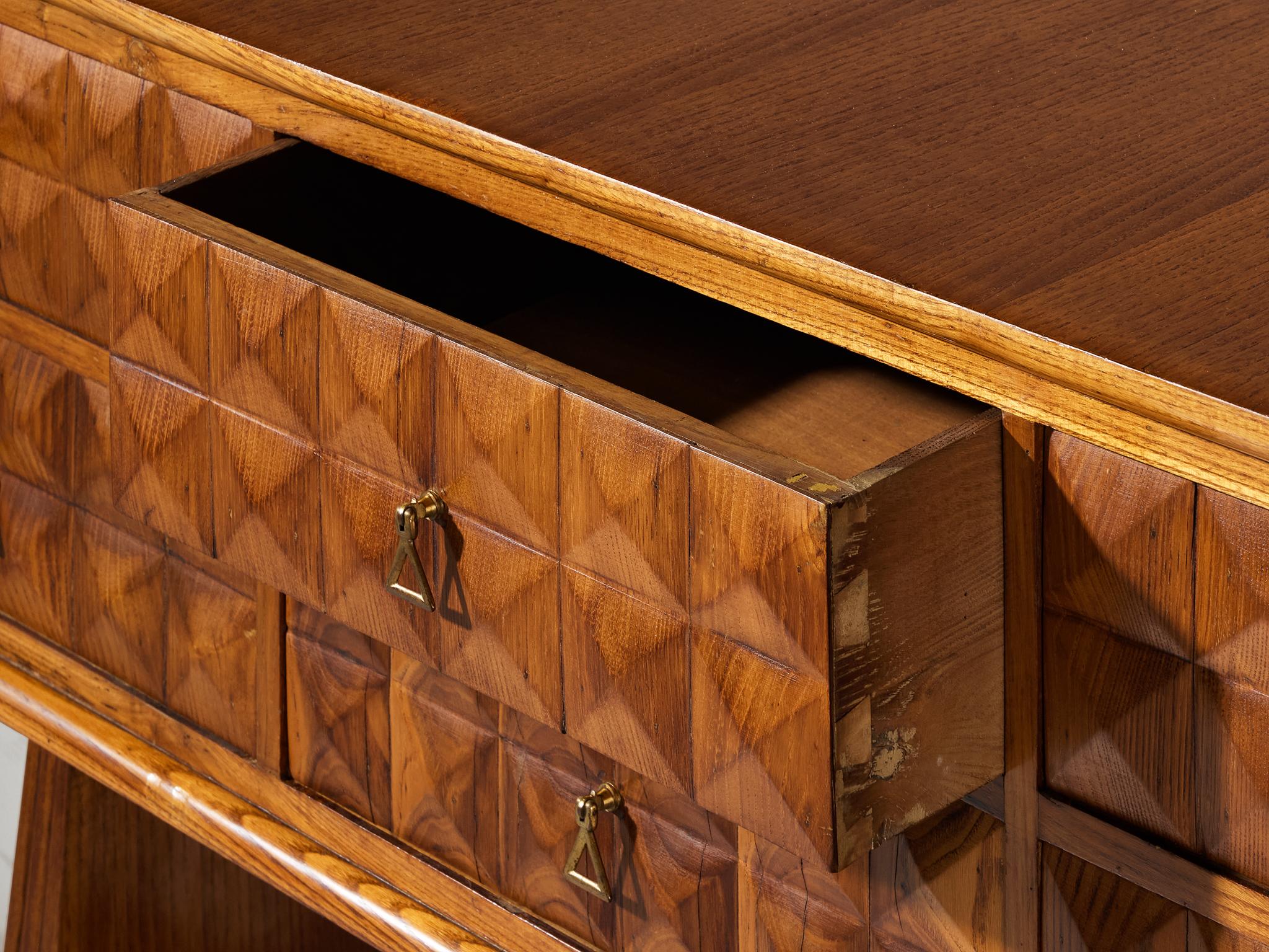 1940s Italian Sideboard in Chestnut with Diamond-Shaped Carvings For Sale 5