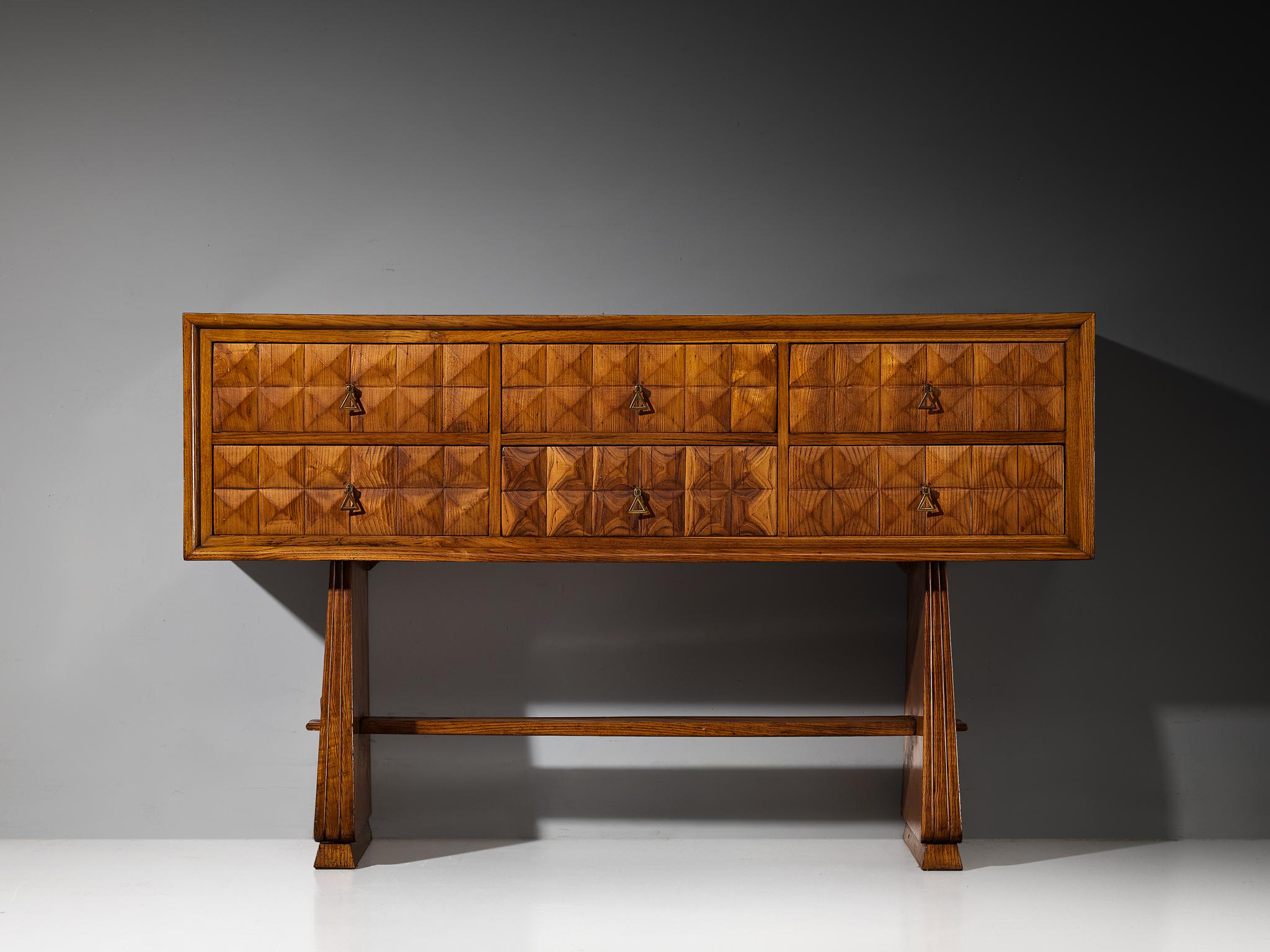 1940s Italian Sideboard in Chestnut with Diamond-Shaped Carvings In Good Condition For Sale In Waalwijk, NL