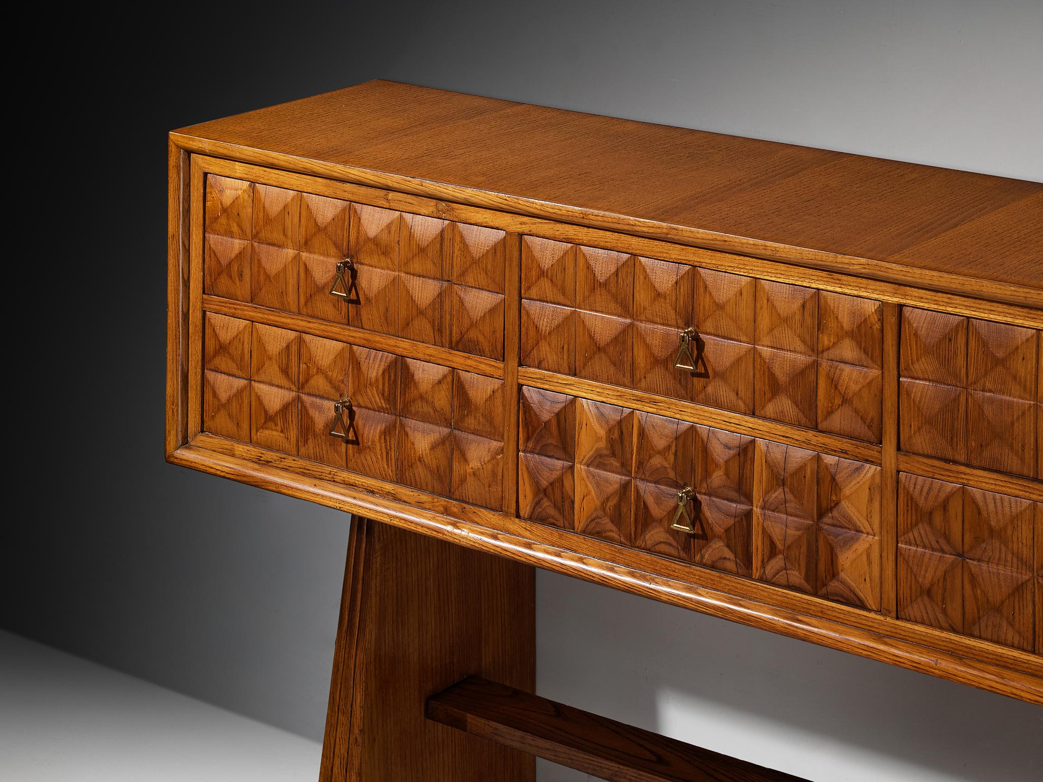 1940s Italian Sideboard in Chestnut with Diamond-Shaped Carvings For Sale 1