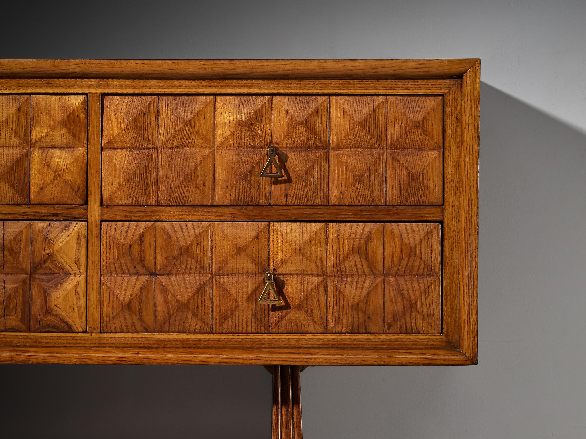 1940s Italian Sideboard in Chestnut with Diamond-Shaped Carvings For Sale 3