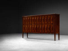 Italienisches Sideboard aus Kastanienholz mit facettierter Front aus den 1940er Jahren
