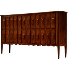 Italienisches Sideboard aus Kastanienholz mit facettierter Front aus den 1940er Jahren