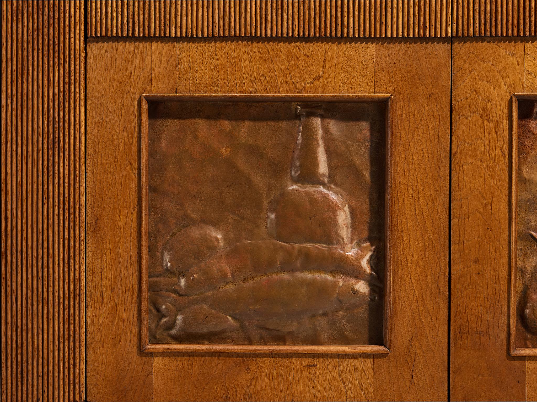 Buffet italien des années 1940 en noyer avec sculptures Grissinato et reliefs en cuivre en vente 4