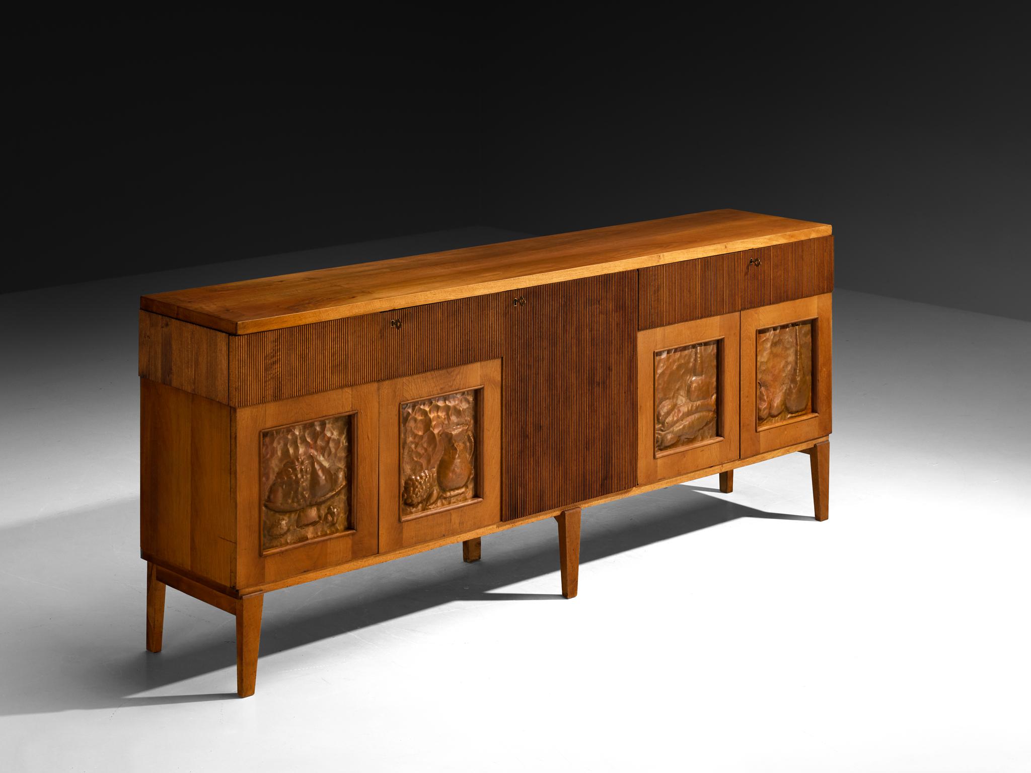 Buffet, noyer, cuivre, Italie, années 1940

La forme de ce buffet en noyer italien des années 1940 est fermement ancrée dans l'éthique moderniste de l'époque, tout en dégageant une chaleur tactile et une présence sculpturale. La façade est divisée