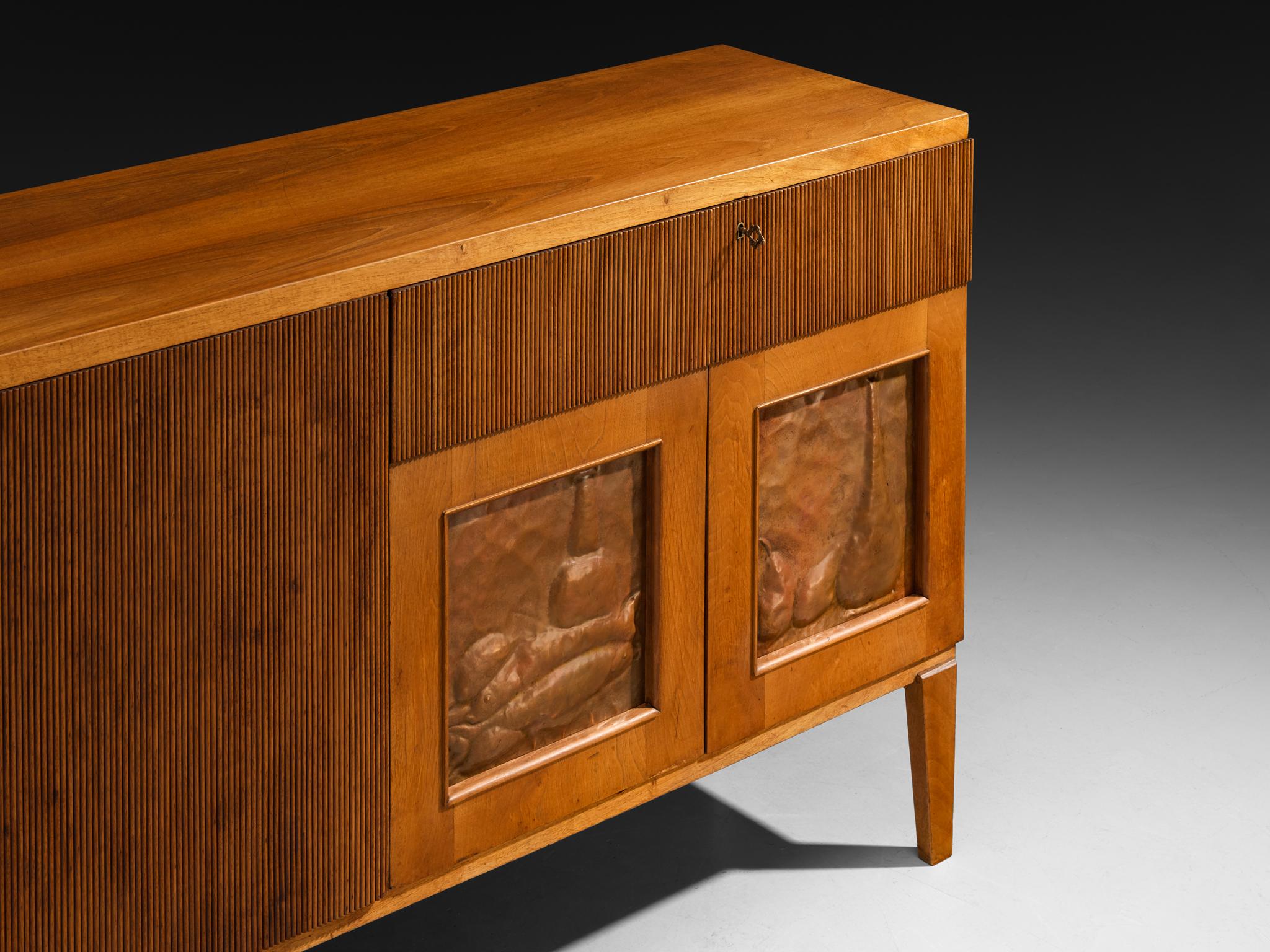 Mid-Century Modern Buffet italien des années 1940 en noyer avec sculptures Grissinato et reliefs en cuivre en vente