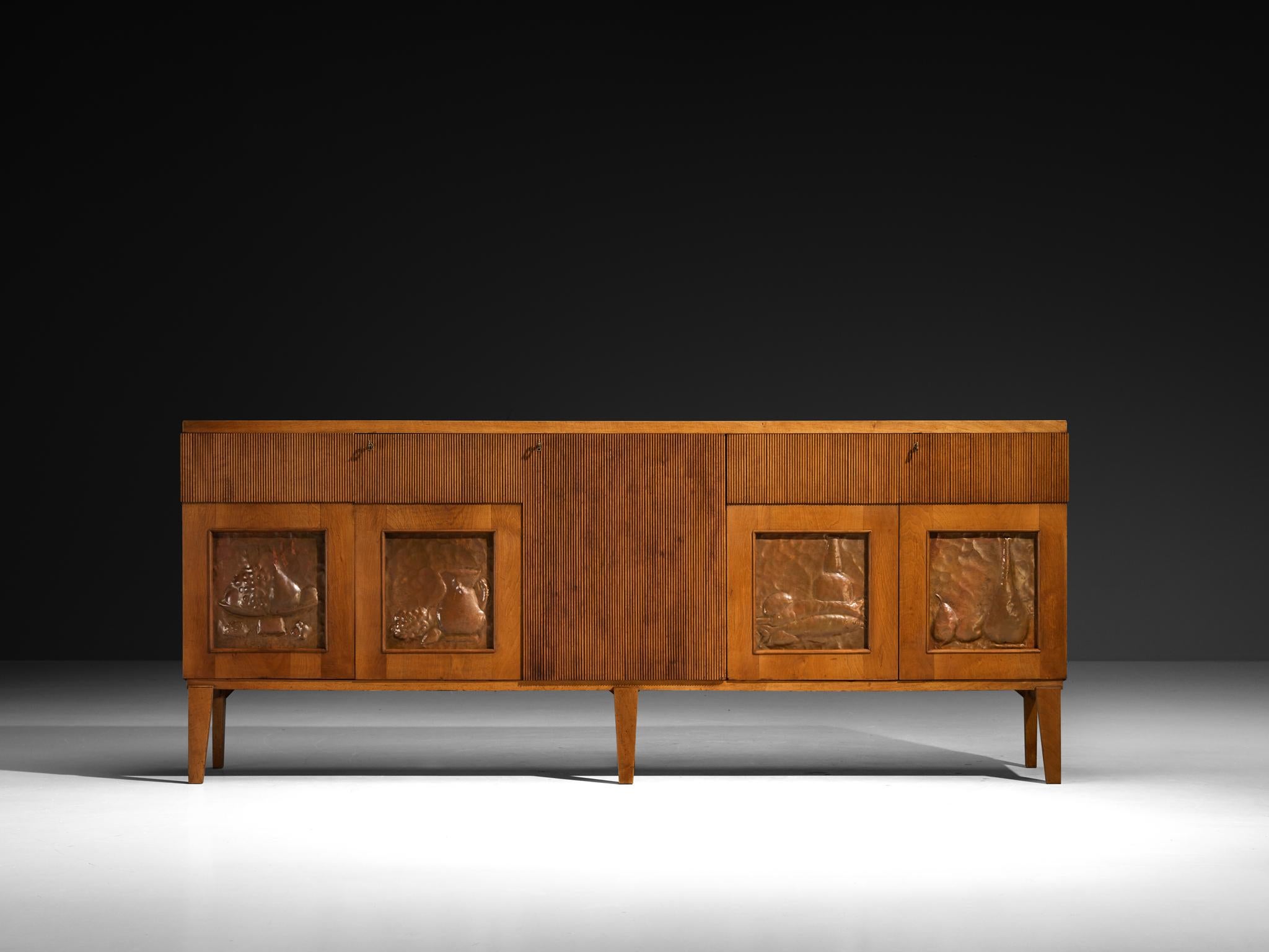 Buffet italien des années 1940 en noyer avec sculptures Grissinato et reliefs en cuivre Bon état - En vente à Waalwijk, NL