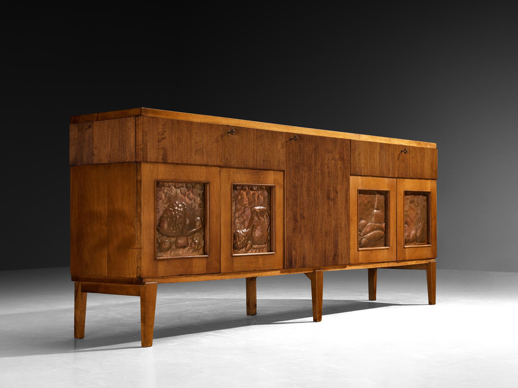Milieu du XXe siècle Buffet italien des années 1940 en noyer avec sculptures Grissinato et reliefs en cuivre en vente