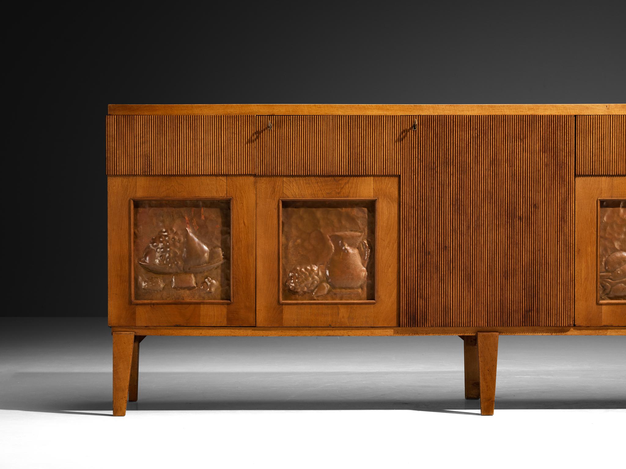 Cuivre Buffet italien des années 1940 en noyer avec sculptures Grissinato et reliefs en cuivre en vente