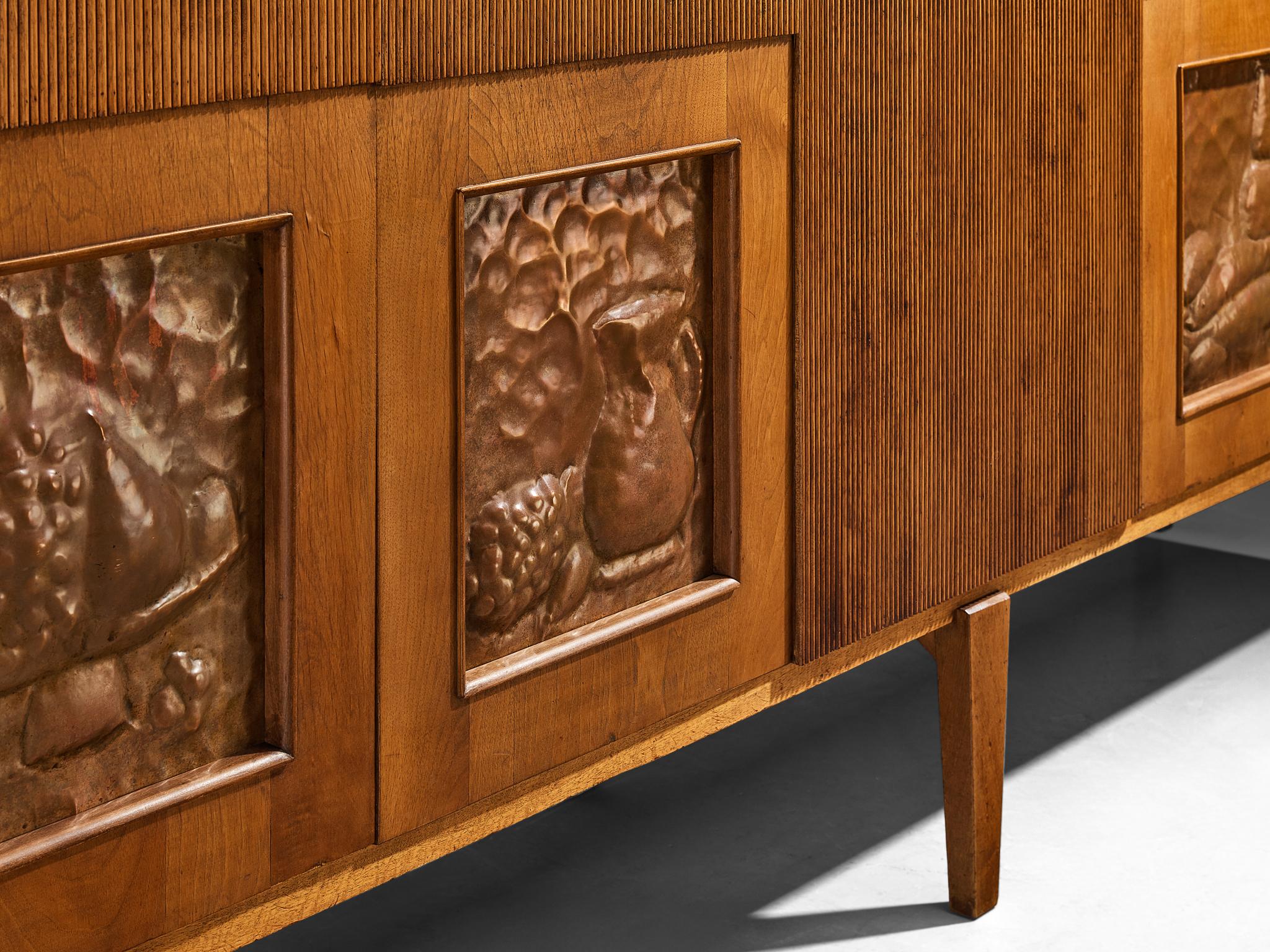 Buffet italien des années 1940 en noyer avec sculptures Grissinato et reliefs en cuivre en vente 3