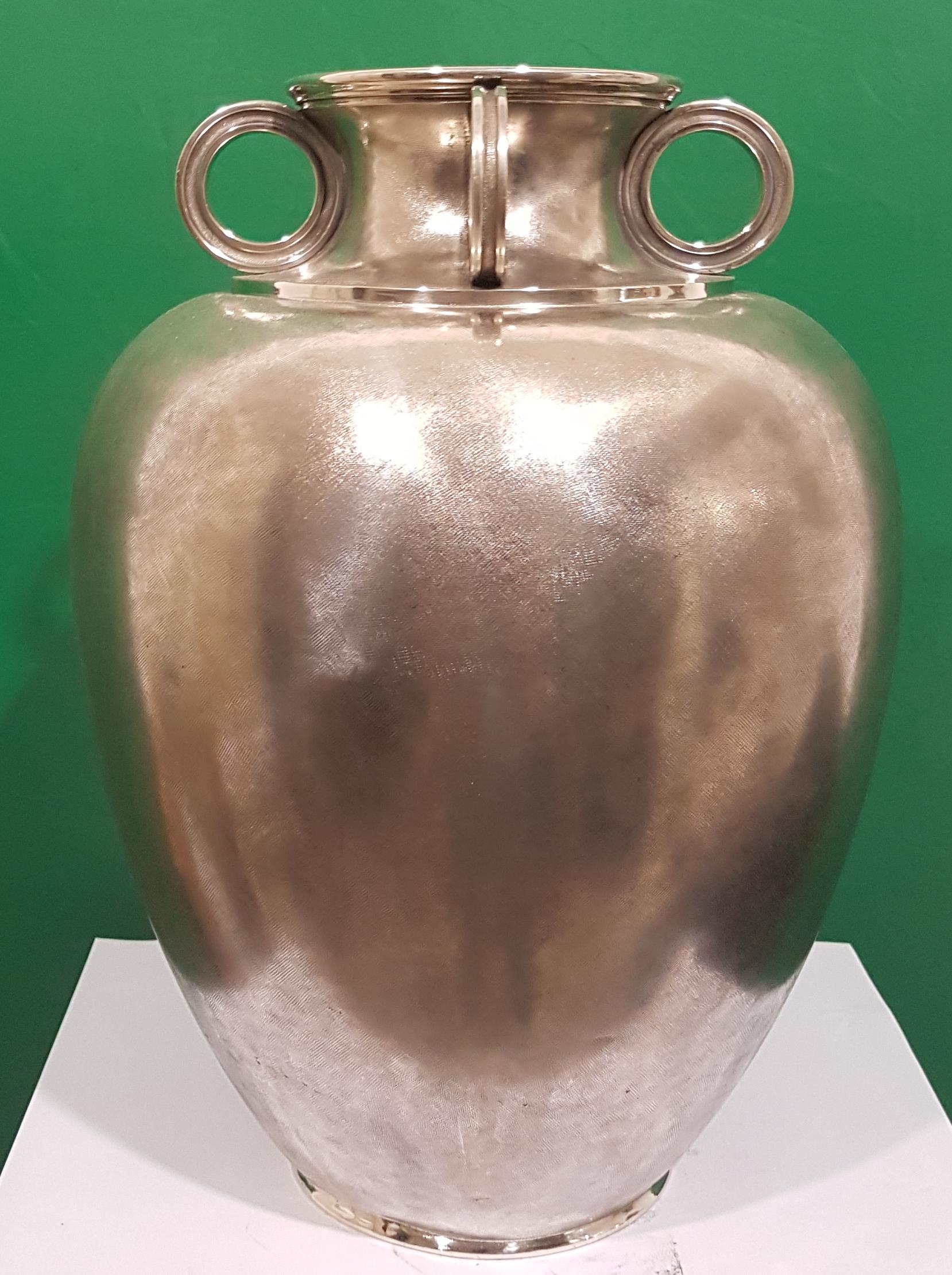 Milieu du XXe siècle Vase italien en argent des années 1940 par Mario Buccellati en vente