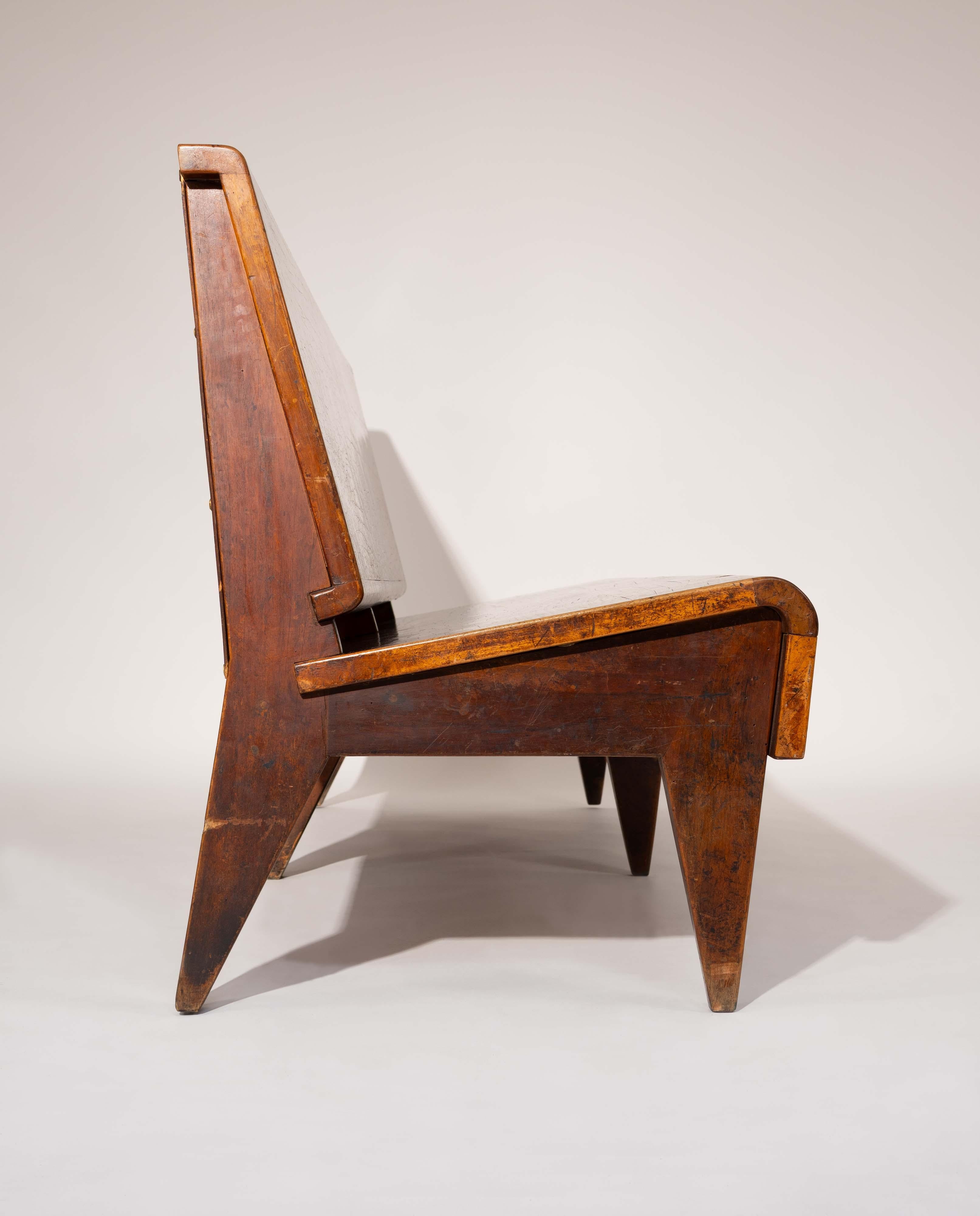 Banco fabricado en Italia en la década de 1940, de madera maciza. El diseño presenta líneas limpias y funcionales y una carpintería precisa, que refleja la estética sobria de los muebles italianos de la época. La superficie muestra una pátina