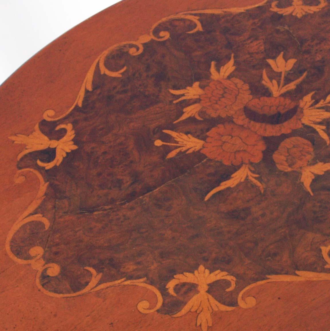 Incrusté Table d'appoint Sorrento Étagère italienne des années 1940 Noyer, placage de ronce de noyer avec incrustation en vente