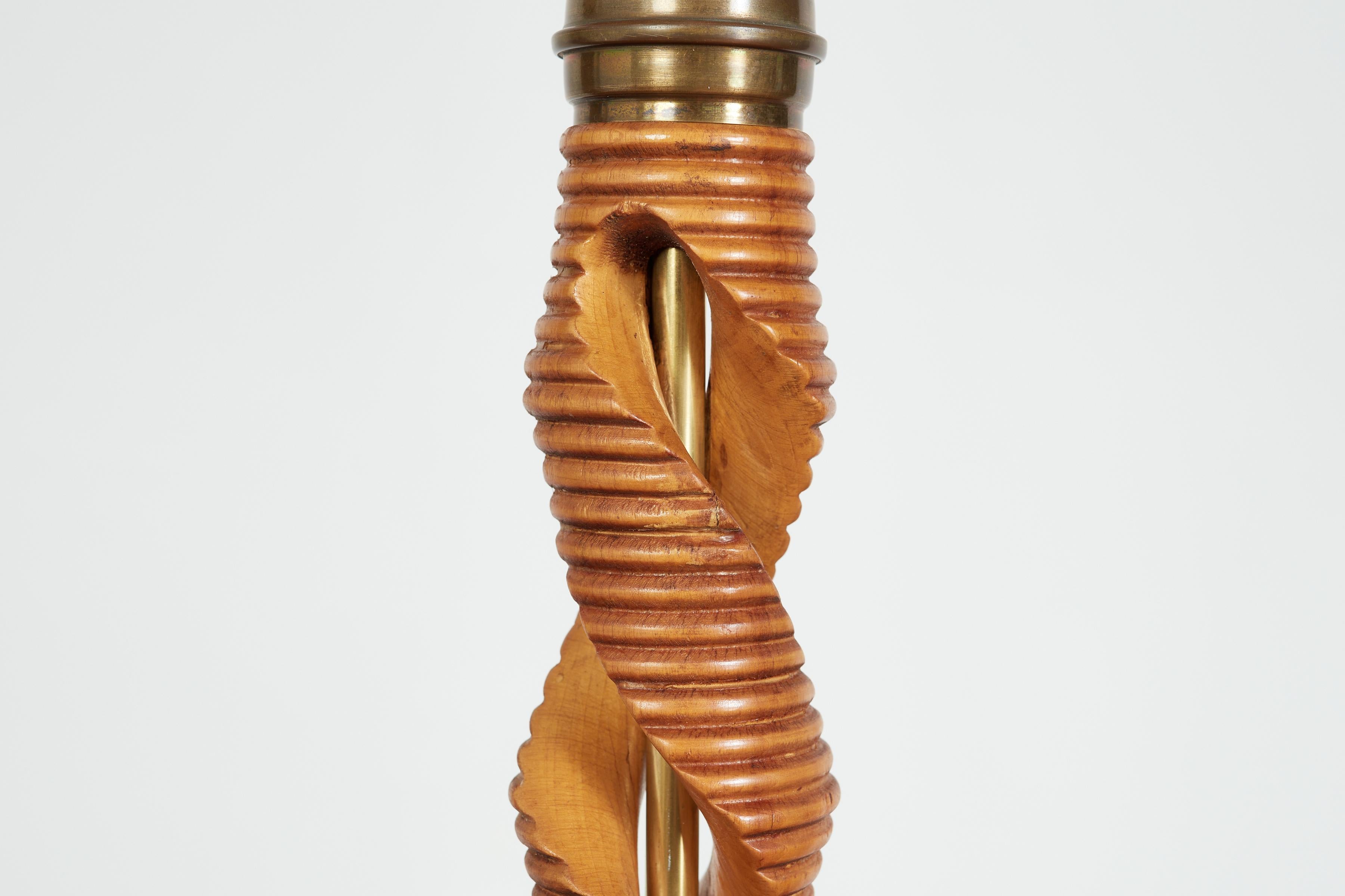 Lampadaire italien en bois spiralé des années 1940  en vente 5