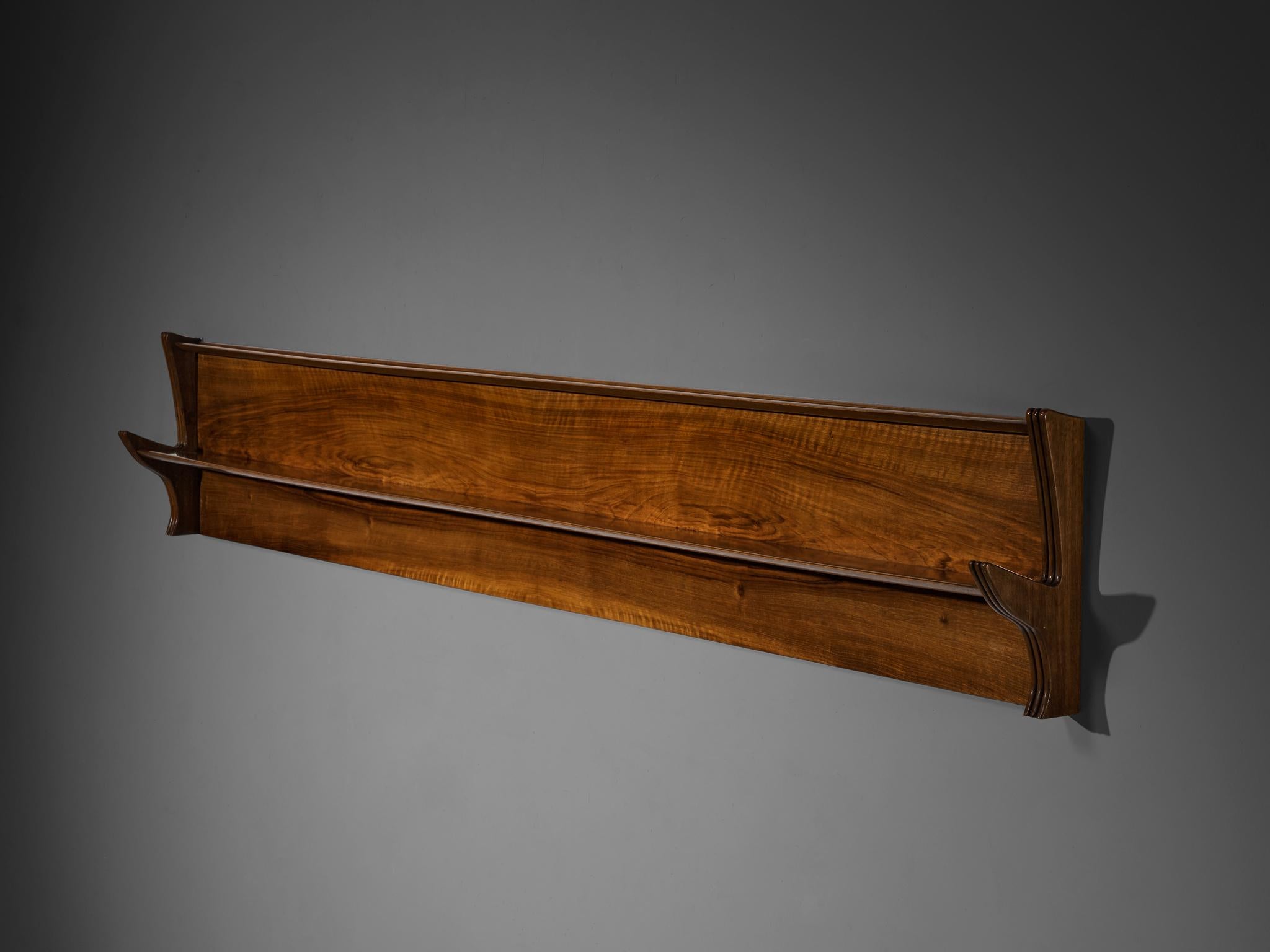 Etagère, noyer, Italie, années 1940

Cette étagère au design charmant vient d'Italie et date de la période Art déco des années 1940. Il témoigne d'un savoir-faire et d'un art exceptionnels, avec des côtés sculptés de manière complexe qui dépassent