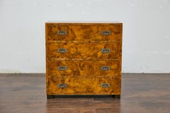 Commodo in noce italiano degli anni '40 con motivi di venature elaborate e ferramenta in ottone