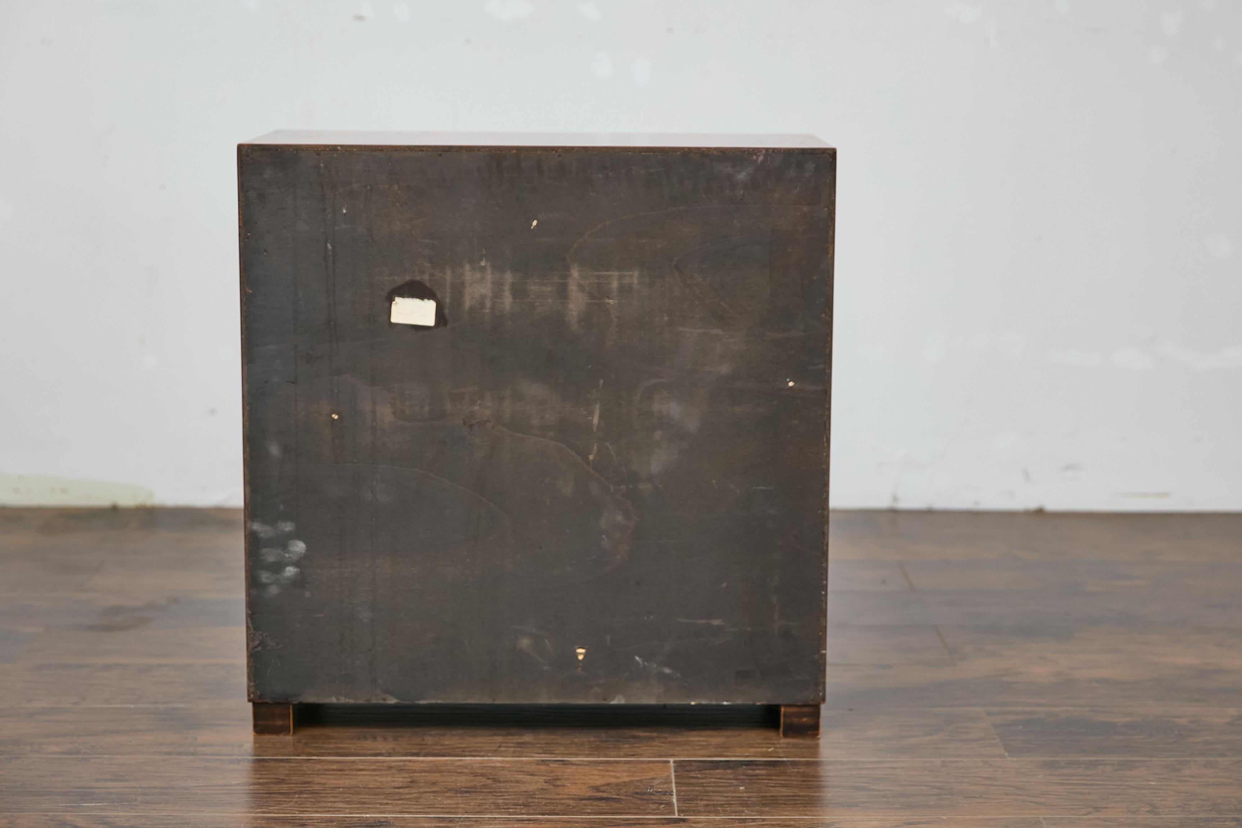 1940s Italian Walnut Commode with Elaborate Grain Patterns and Brass Hardware For Sale 1