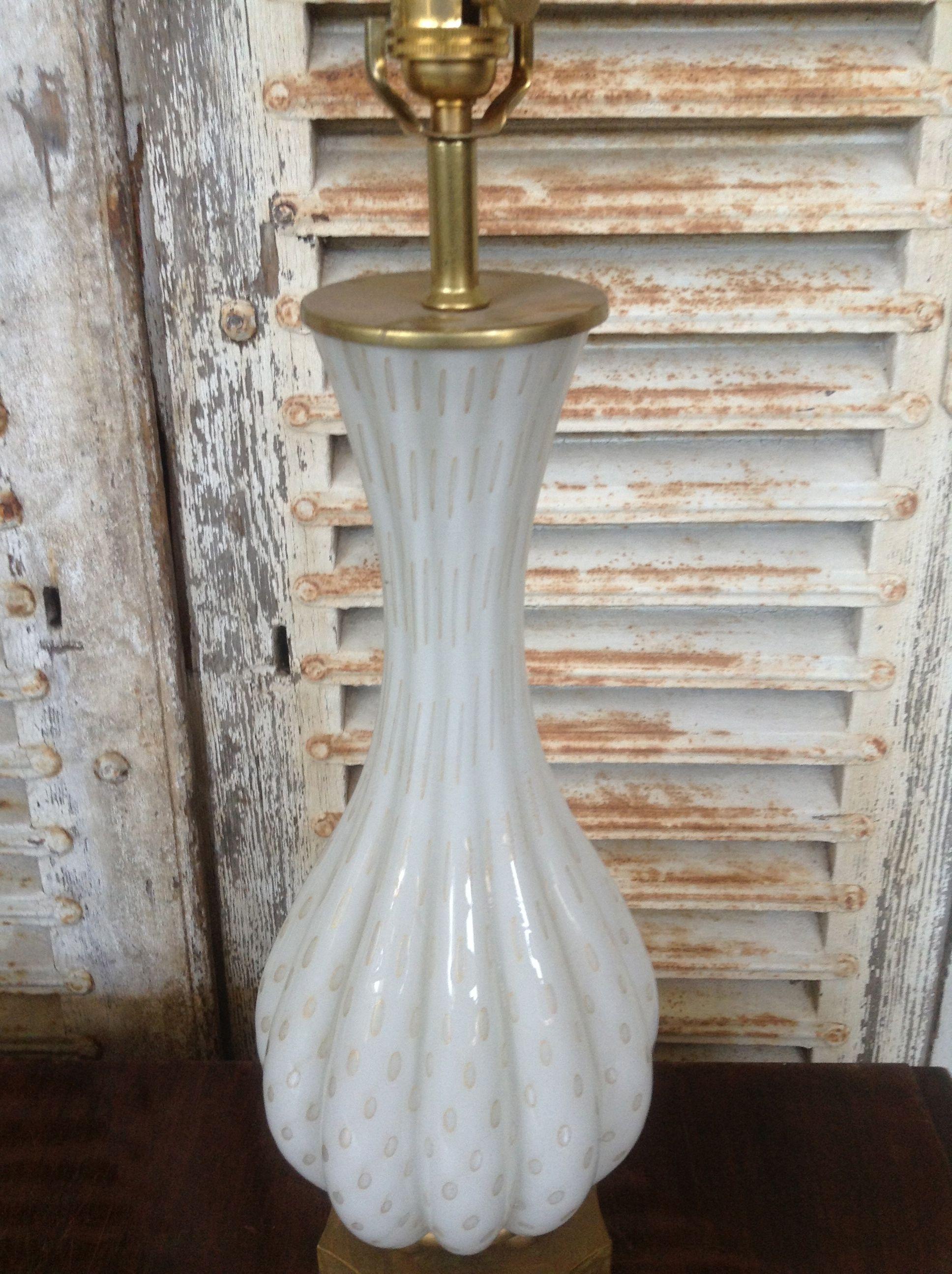 Lampe italienne des années 1940 en verre Murano blanc avec inclusions d'or et base en laiton en vente 4