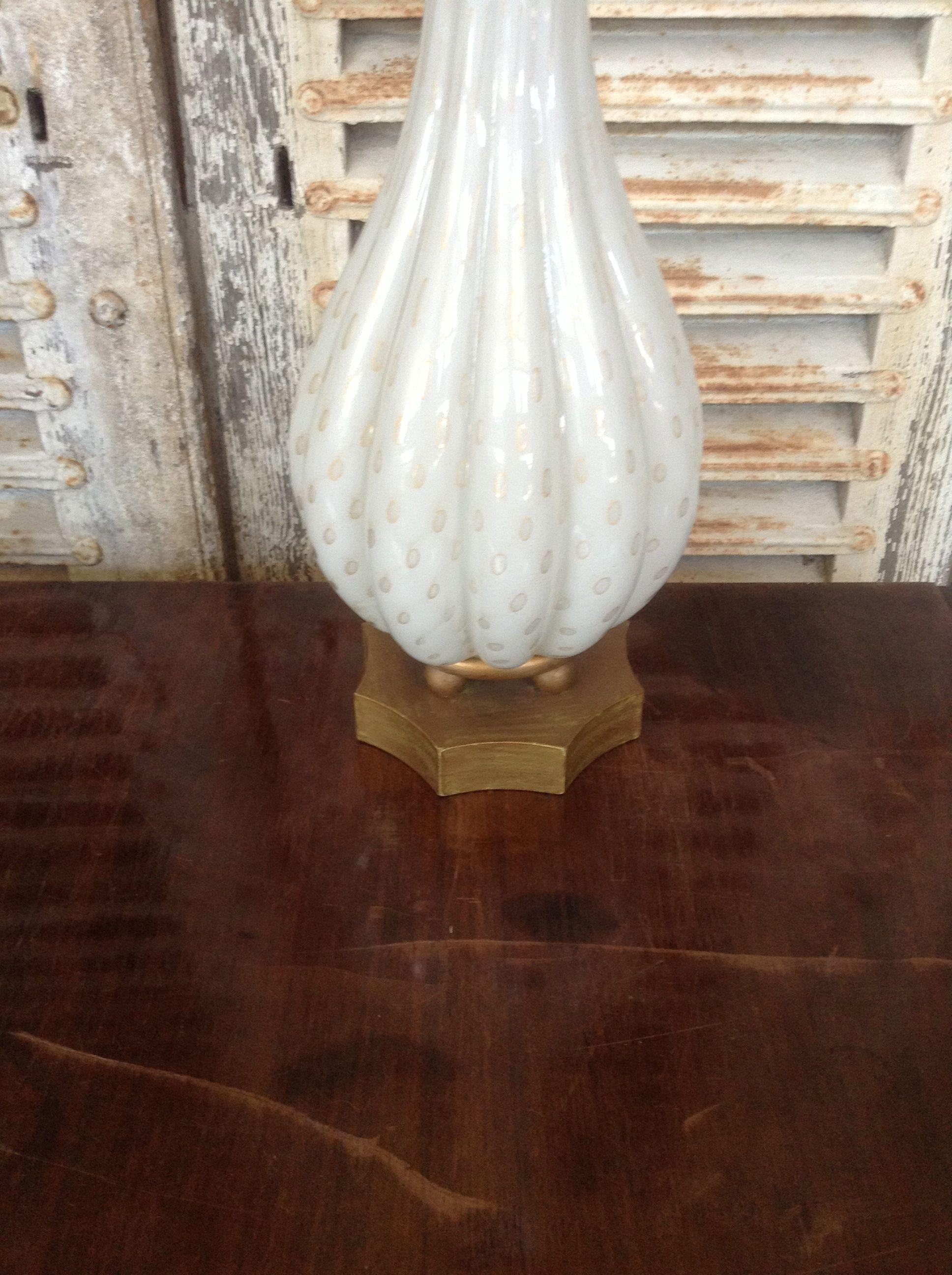 Lampe italienne des années 1940 en verre Murano blanc avec inclusions d'or et base en laiton en vente 5