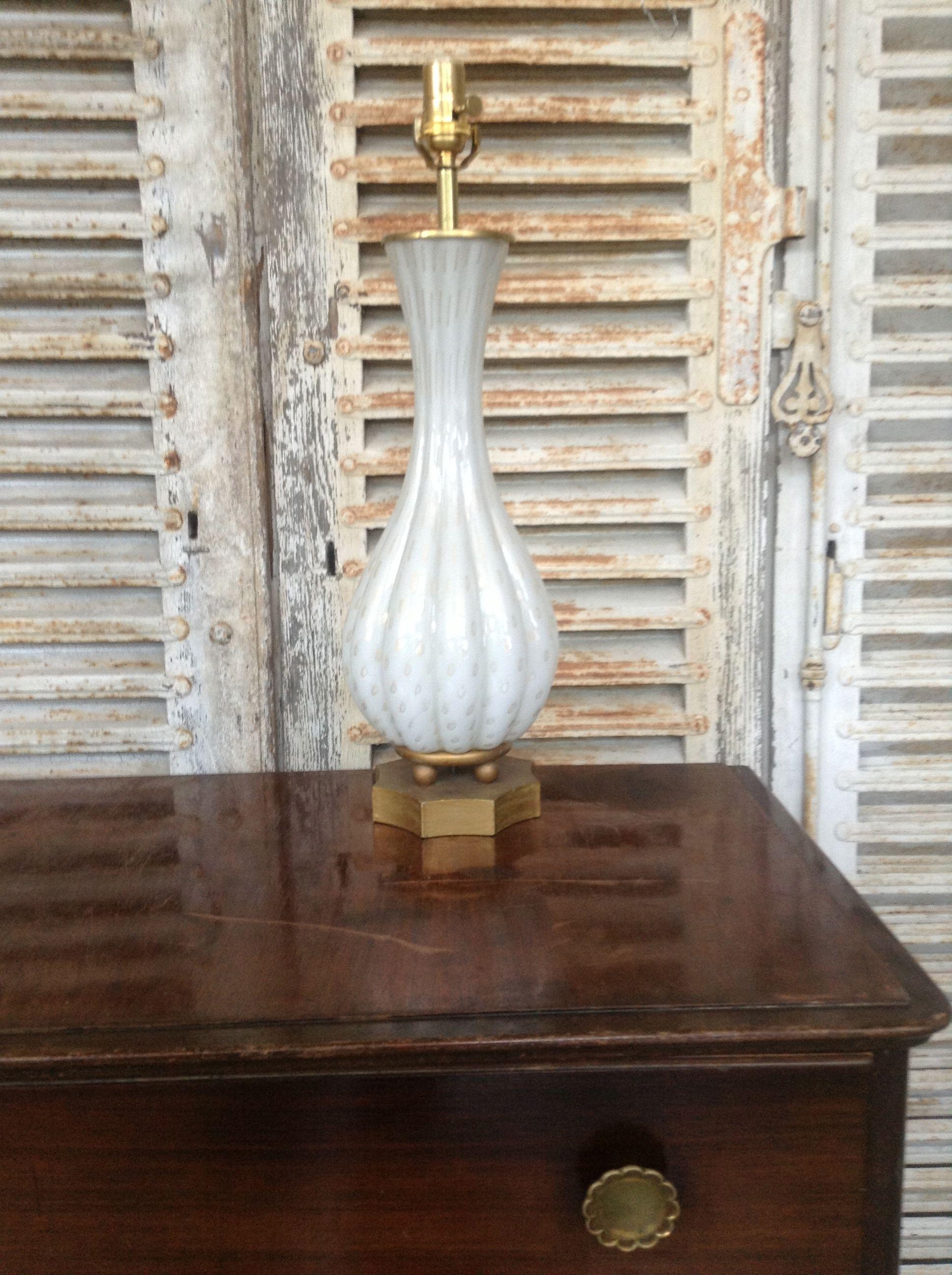 Lampe italienne des années 1940 en verre Murano blanc avec inclusions d'or et base en laiton en vente 6