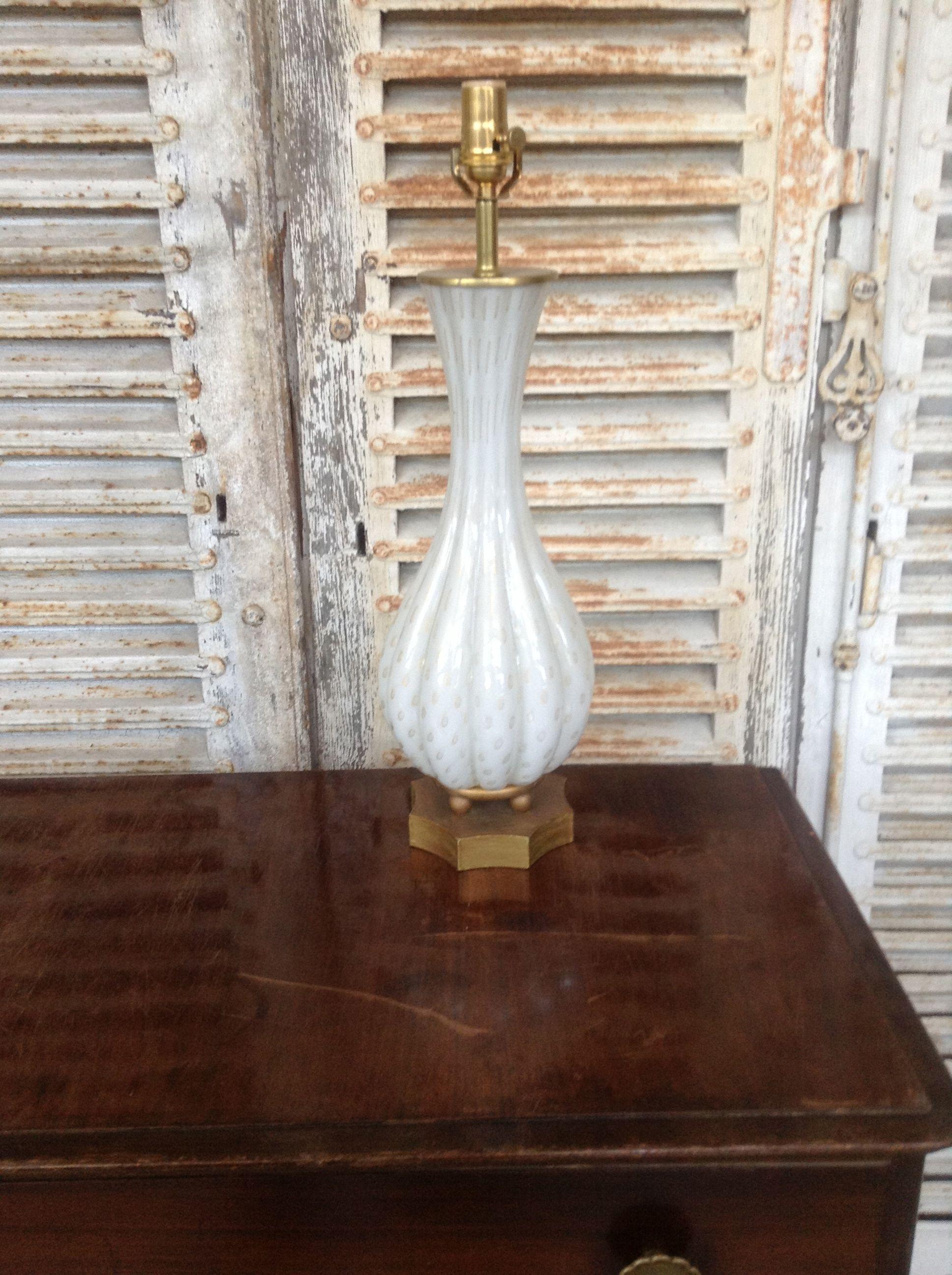 Lampe italienne des années 1940 en verre Murano blanc avec inclusions d'or et base en laiton en vente 7