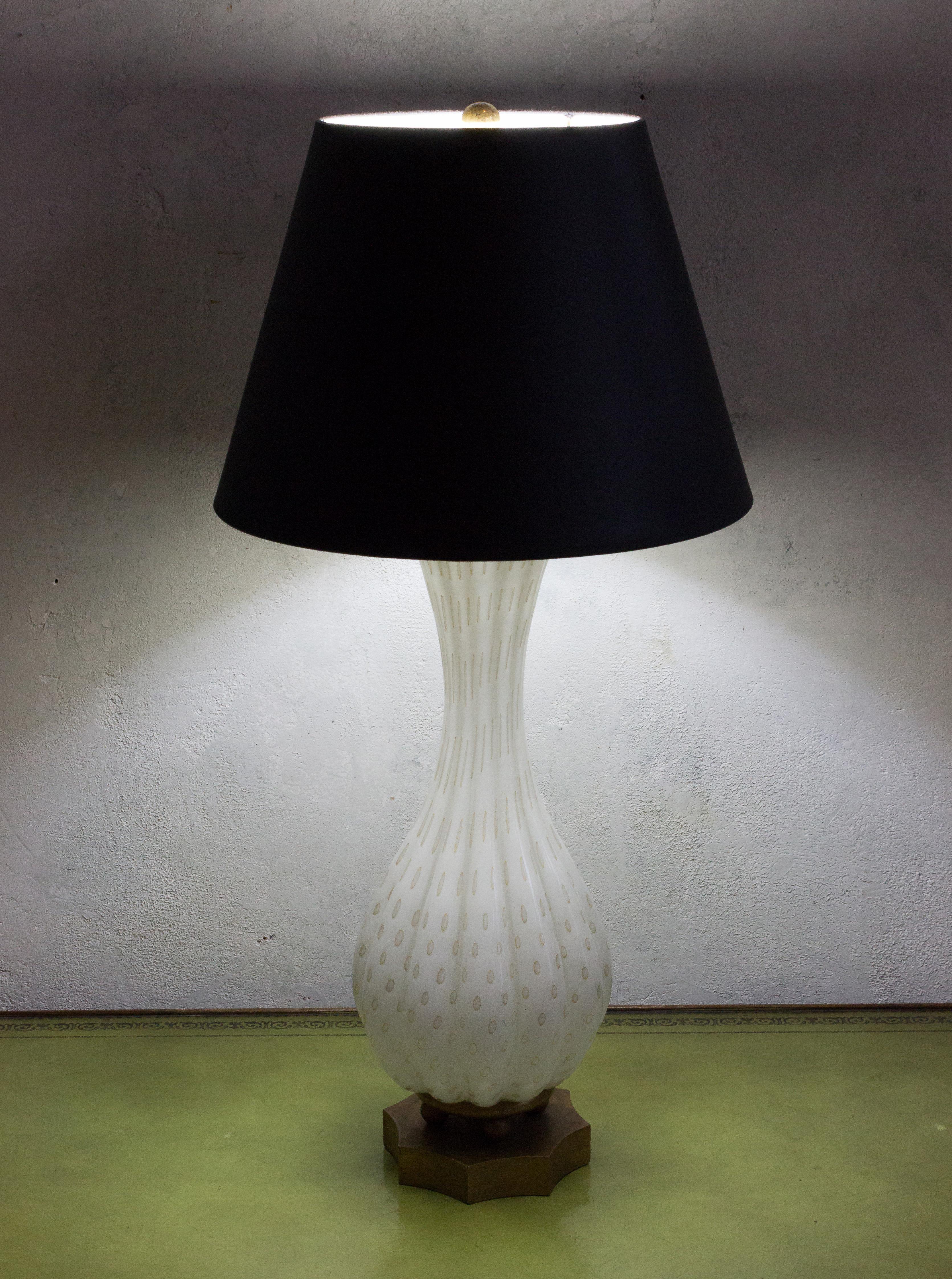 Mid-Century Modern Lampe italienne des années 1940 en verre Murano blanc avec inclusions d'or et base en laiton en vente