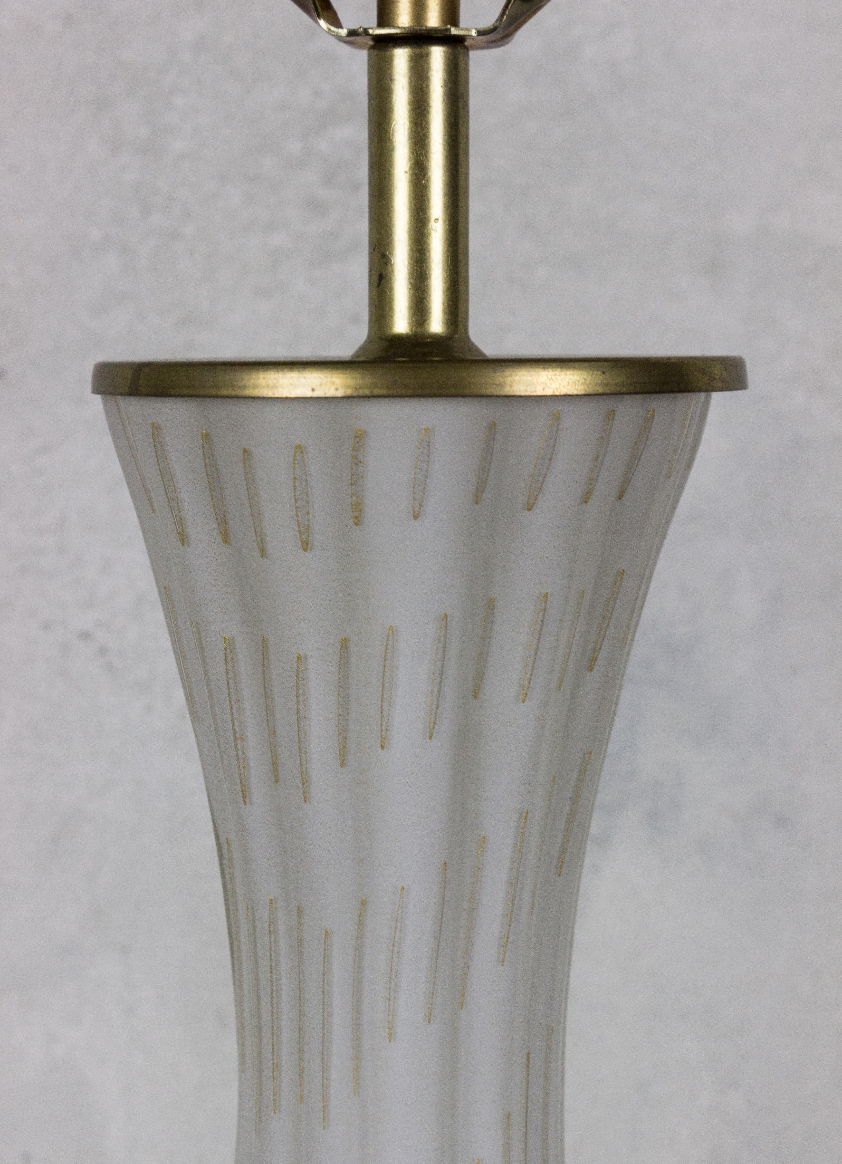 Lampe italienne des années 1940 en verre Murano blanc avec inclusions d'or et base en laiton Bon état - En vente à Buchanan, NY