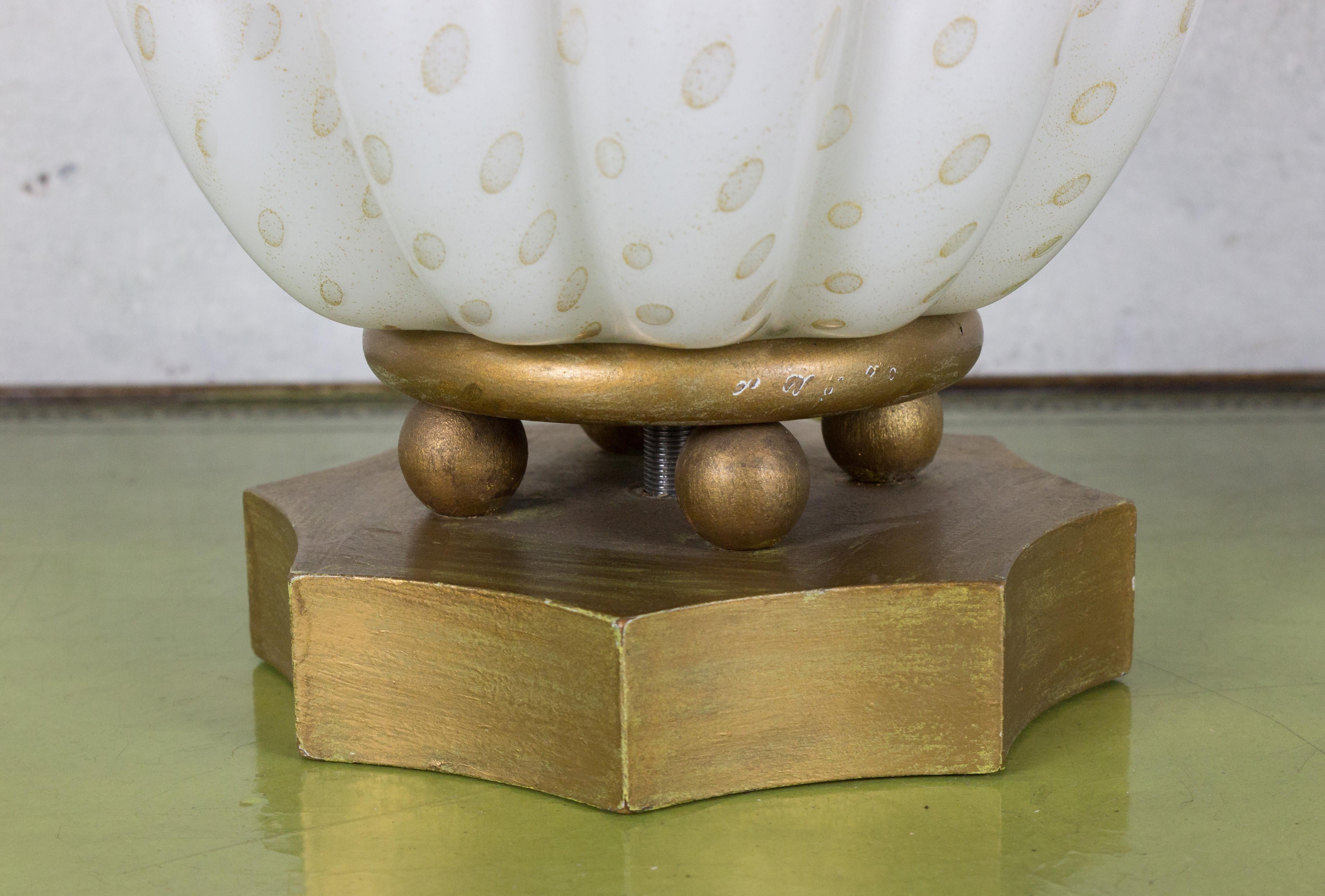 Milieu du XXe siècle Lampe italienne des années 1940 en verre Murano blanc avec inclusions d'or et base en laiton en vente