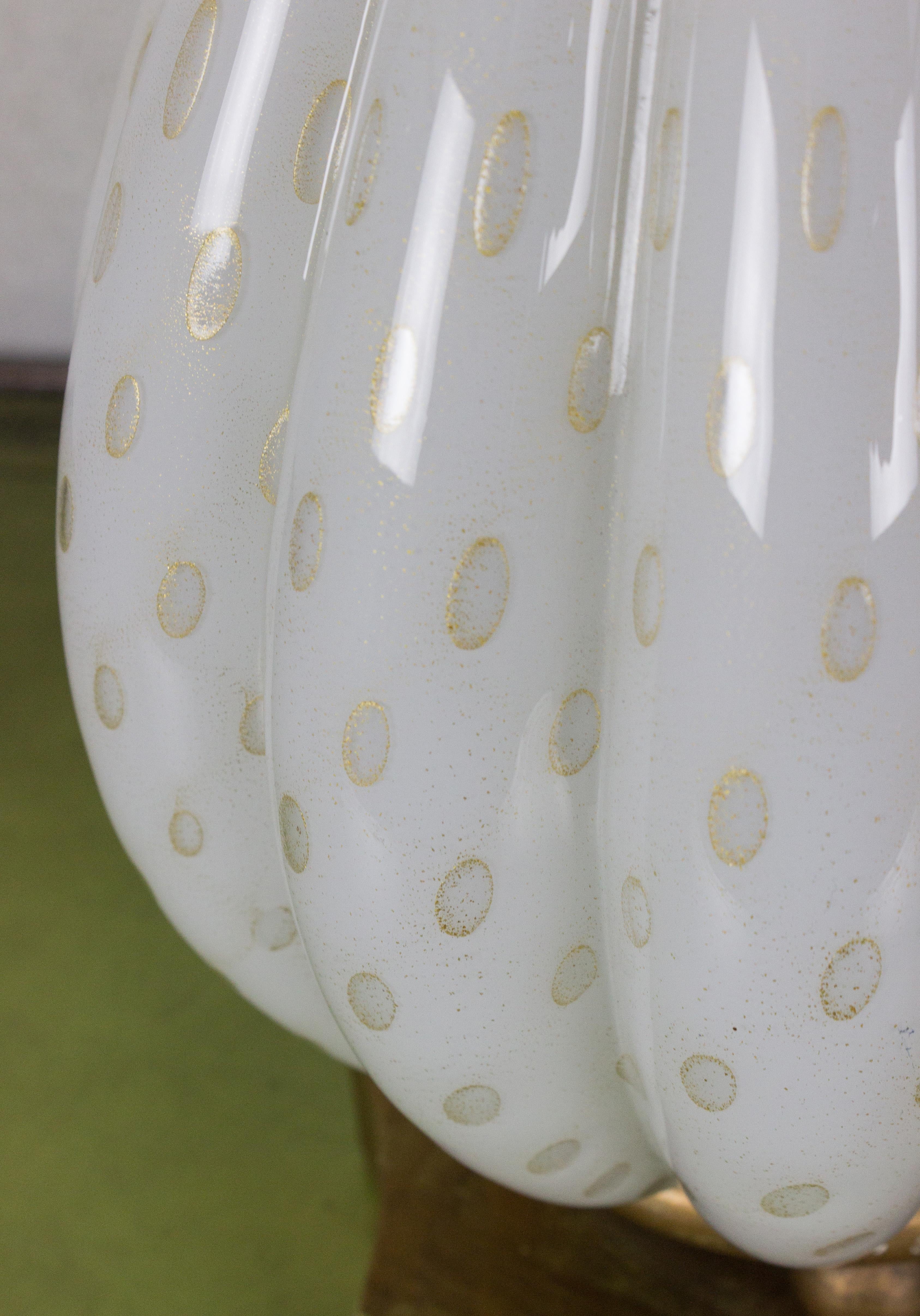 Laiton Lampe italienne des années 1940 en verre Murano blanc avec inclusions d'or et base en laiton en vente