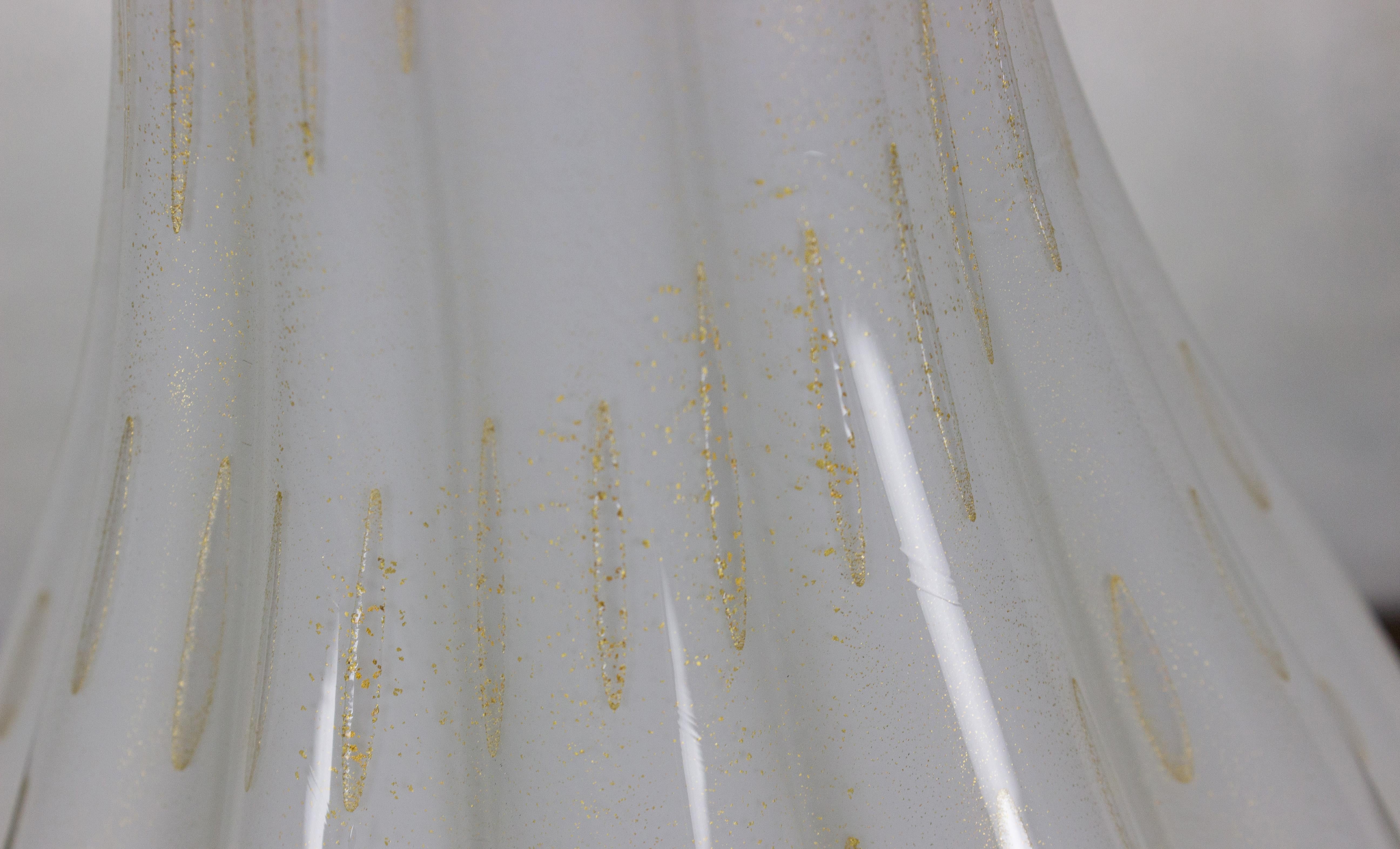 Lampe italienne des années 1940 en verre Murano blanc avec inclusions d'or et base en laiton en vente 1